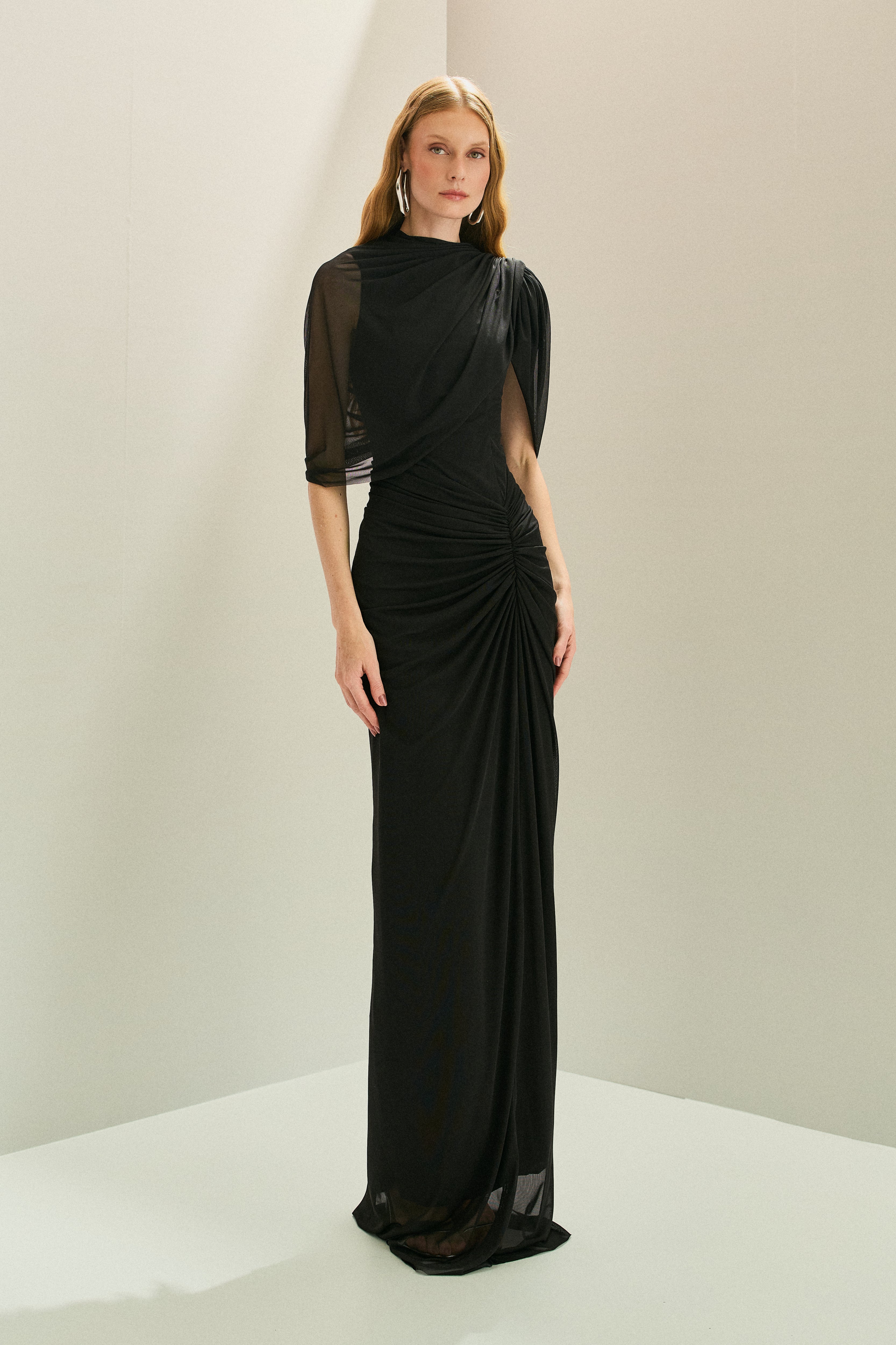 Vestido Longo em Tule com Franzidos no Quadril e Mangas Recortadas - Rubi Preto