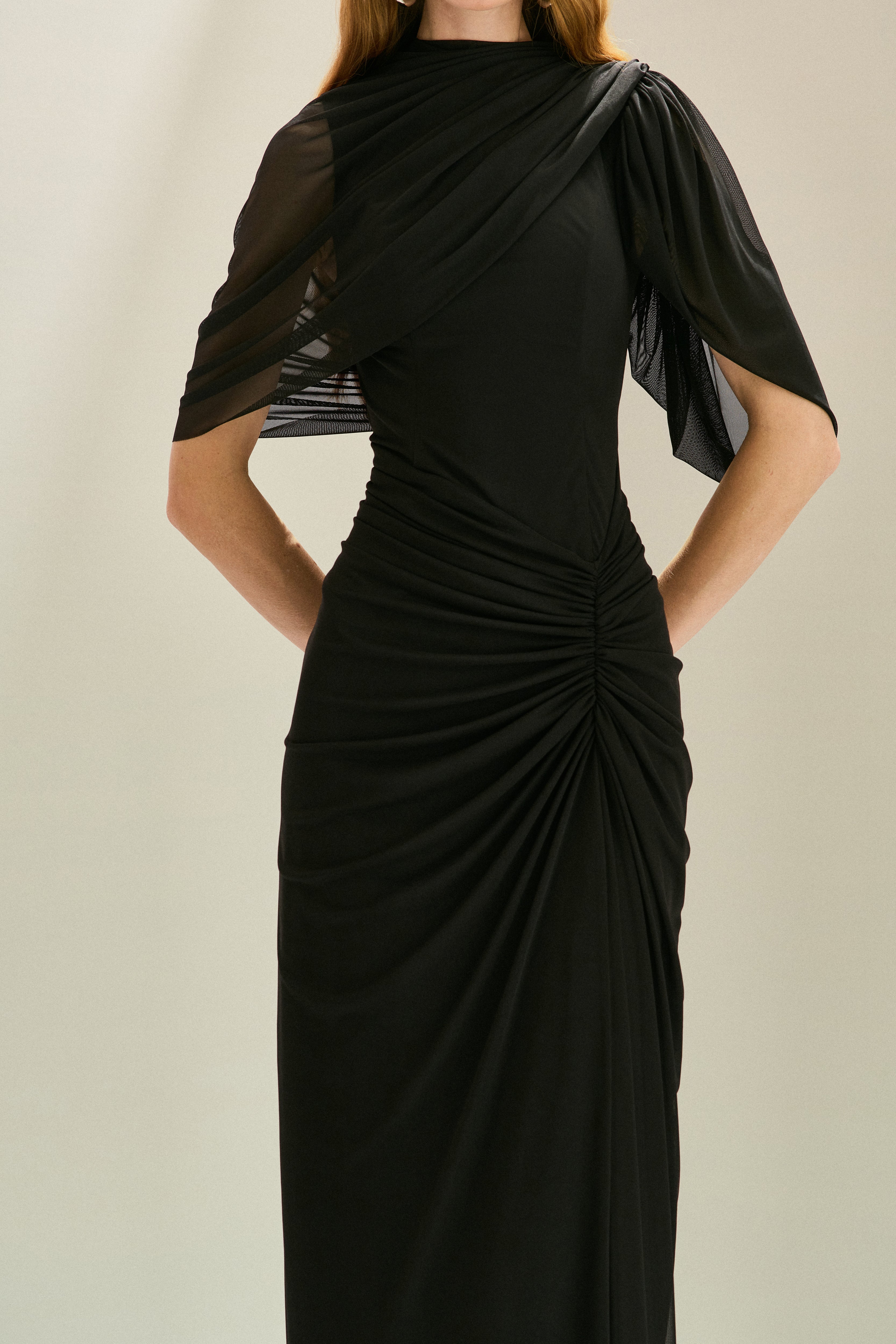 Vestido Longo em Tule com Franzidos no Quadril e Mangas Recortadas - Rubi Preto