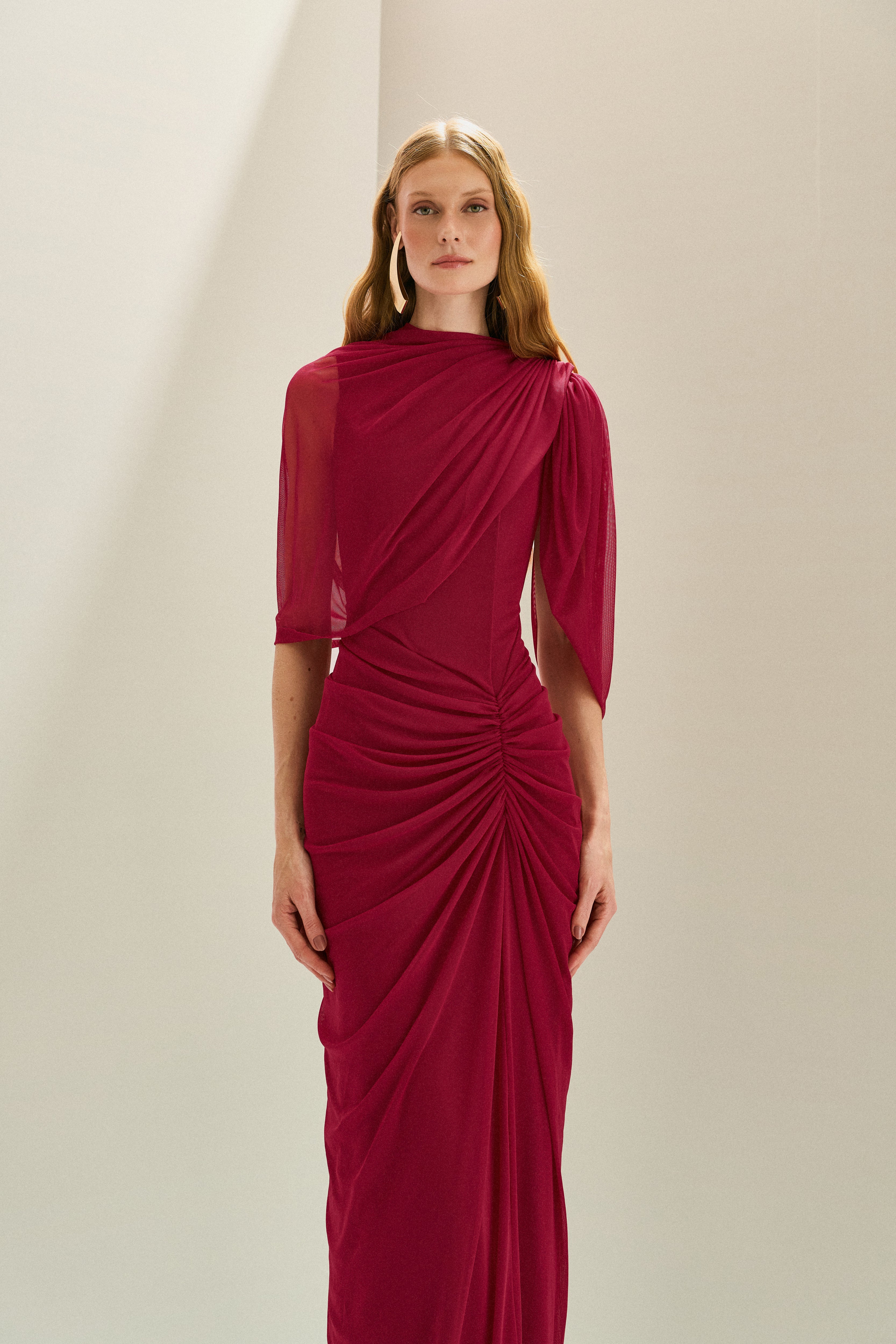 Vestido Longo em Tule com Franzidos no Quadril e Mangas Recortadas - Rubi Vermelho