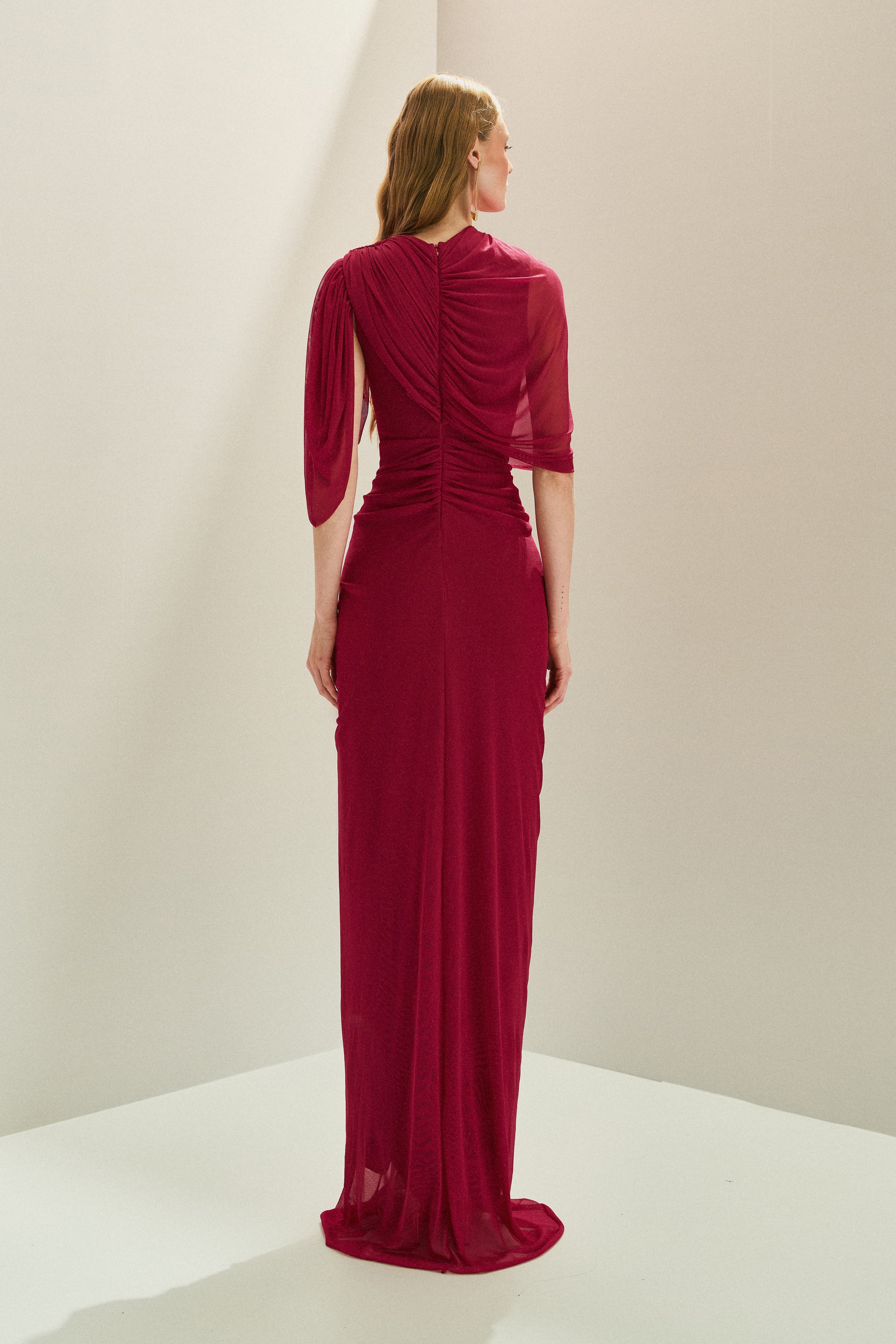 Vestido Longo em Tule com Franzidos no Quadril e Mangas Recortadas - Rubi Vermelho