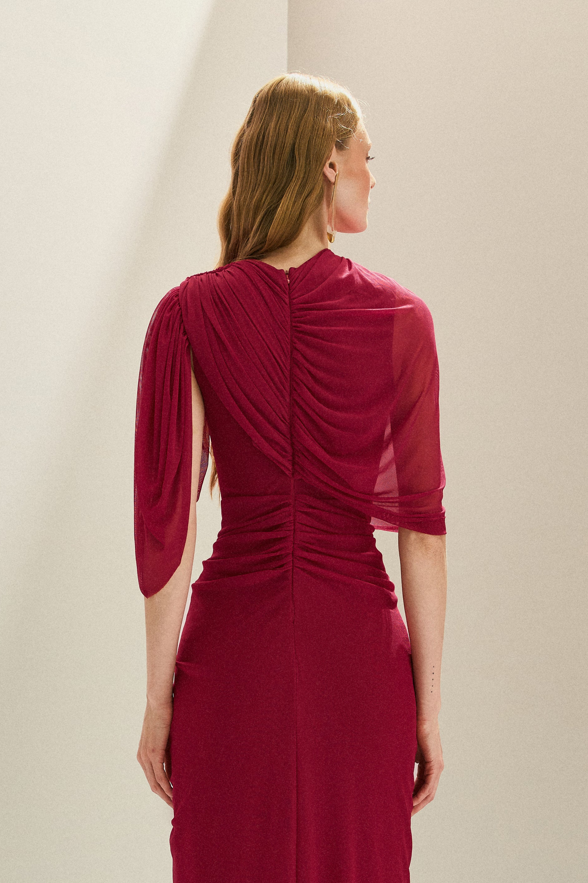Vestido Longo em Tule com Franzidos no Quadril e Mangas Recortadas - Rubi Vermelho