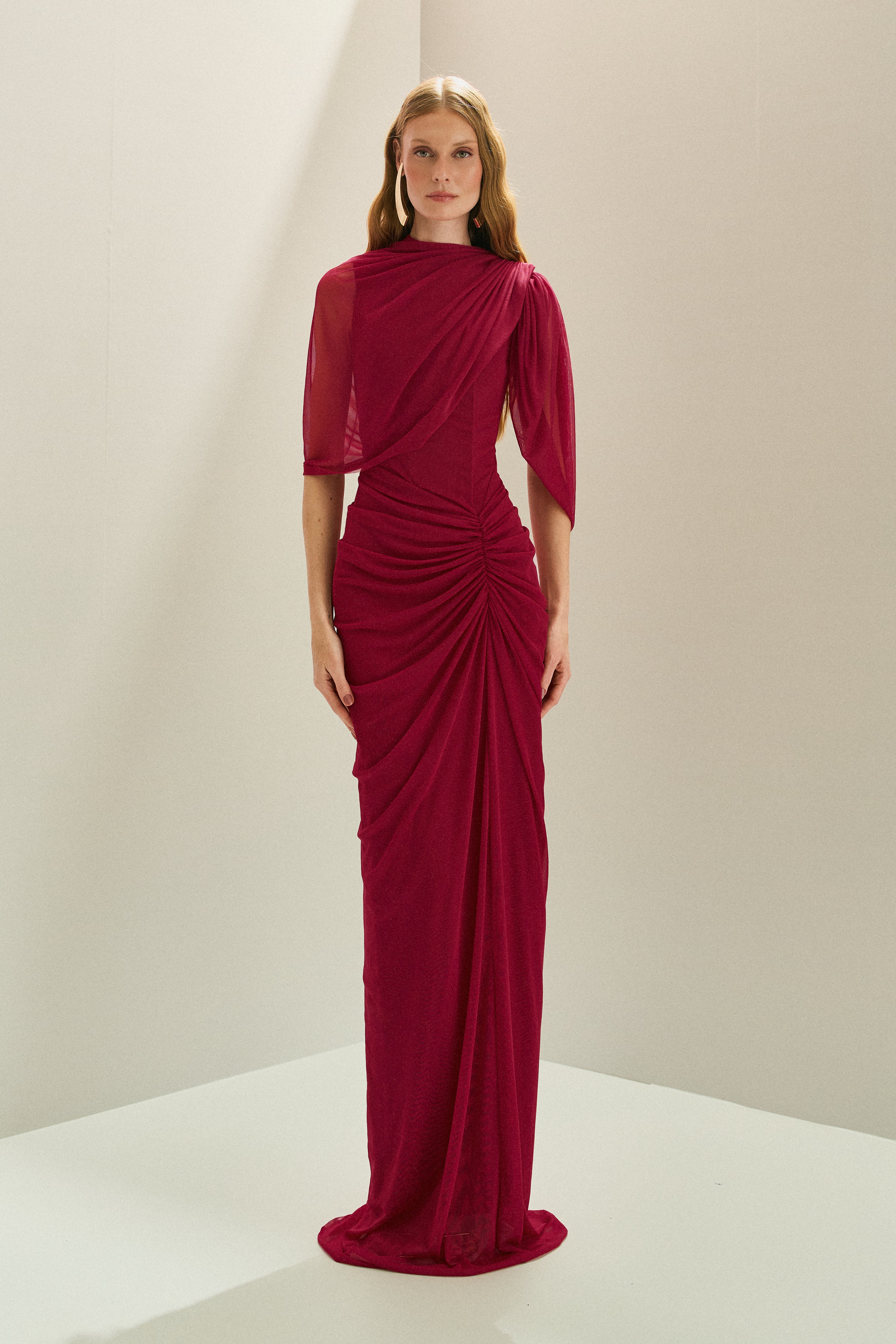 Vestido Longo em Tule com Franzidos no Quadril e Mangas Recortadas - Rubi Vermelho