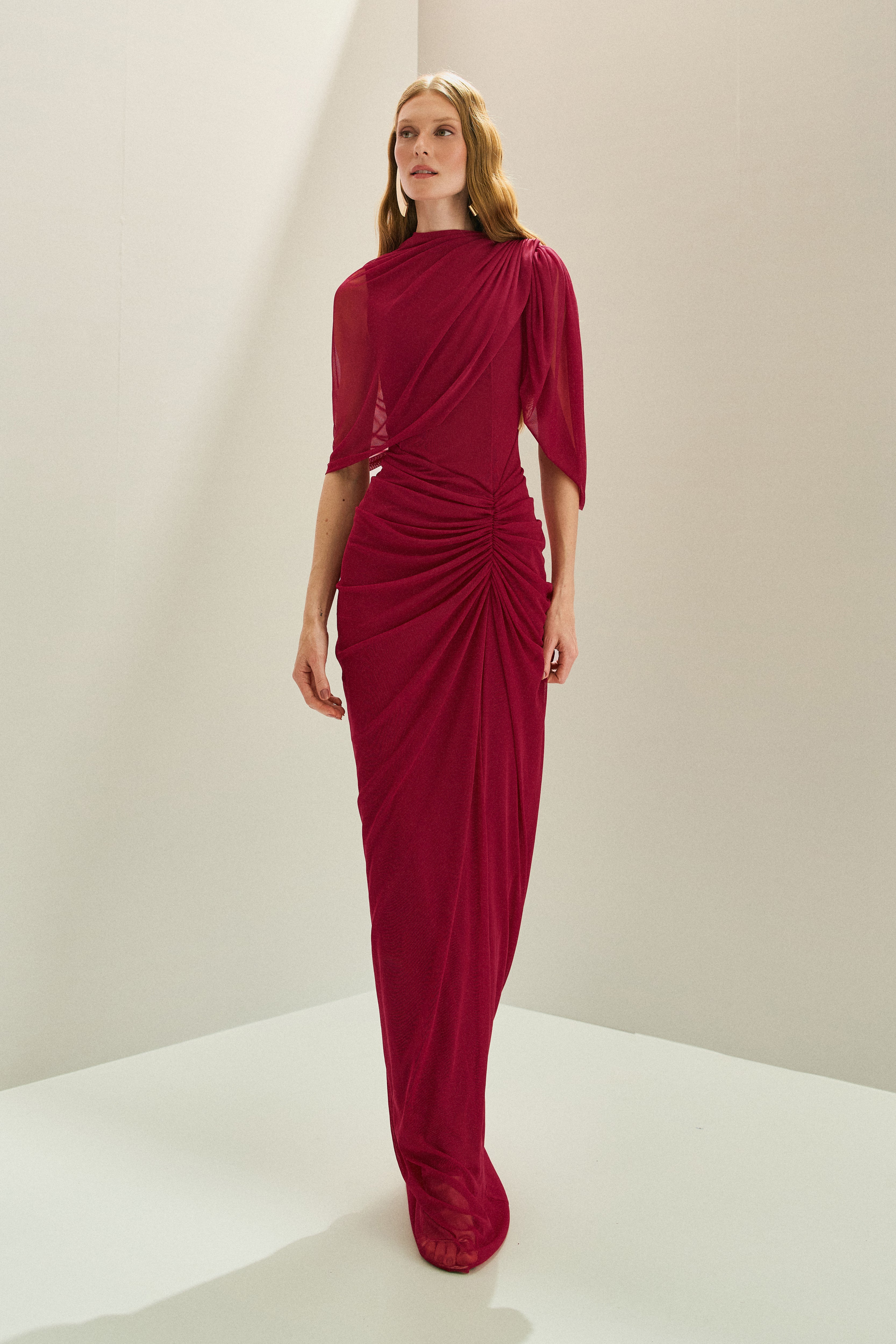 Vestido Longo em Tule com Franzidos no Quadril e Mangas Recortadas - Rubi Vermelho
