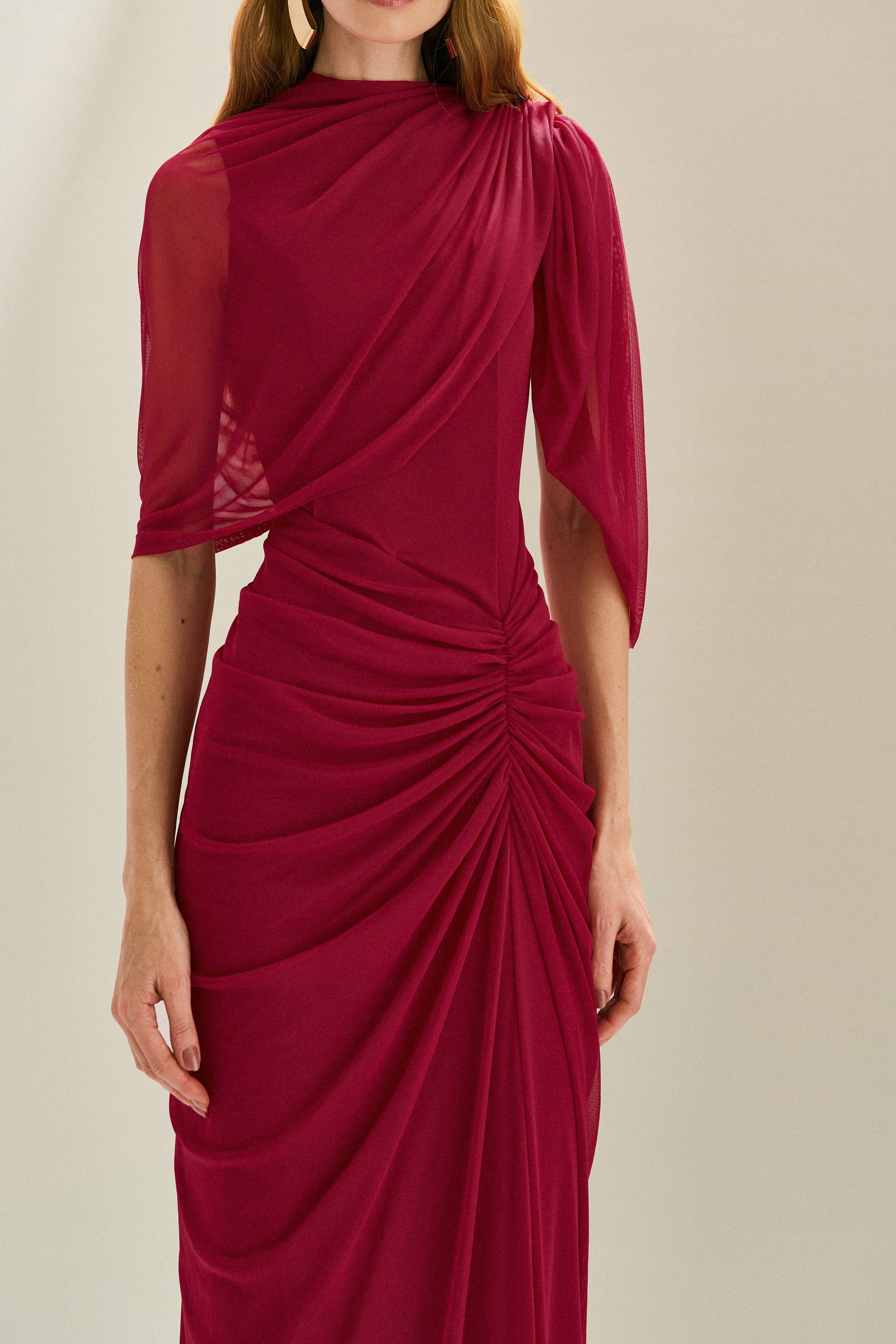 Vestido Longo em Tule com Franzidos no Quadril e Mangas Recortadas - Rubi Vermelho