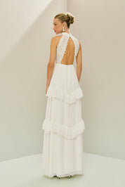 Vestido Longo em Tule com Gola Alta, Costas Abertas com Aplicação de Renda Guipir e Saia em Camadas com Babados - Mons Off White