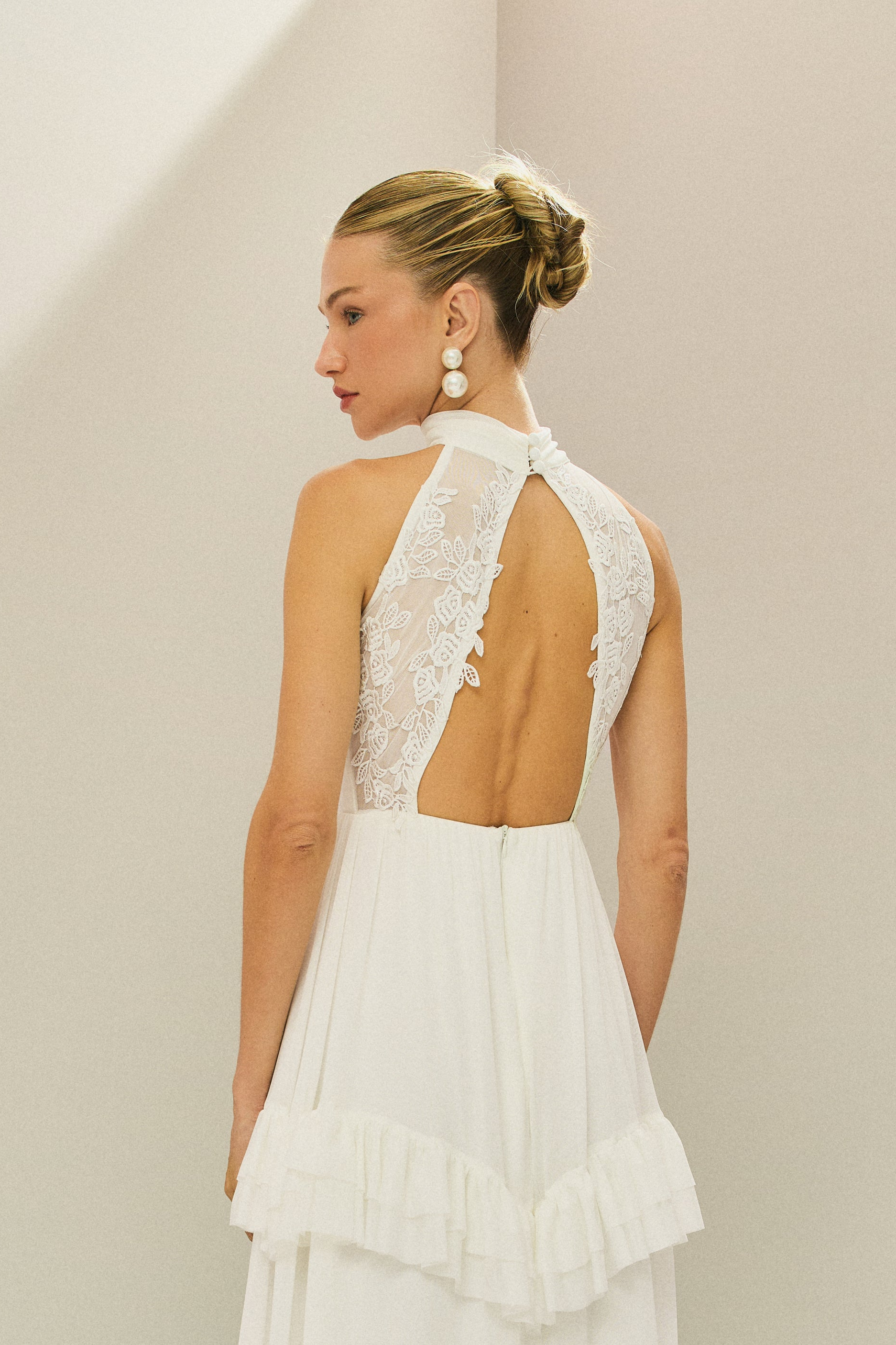 Vestido_Longo_em_Tule_com_Gola_Alta_Costas_Abertas_com_Renda_Guipir_e_Saia_em_Camadas_com_Babados_Mons_Off_White1_e67600fe-a1cd-4991-a37b-8e615fae3c45.png
