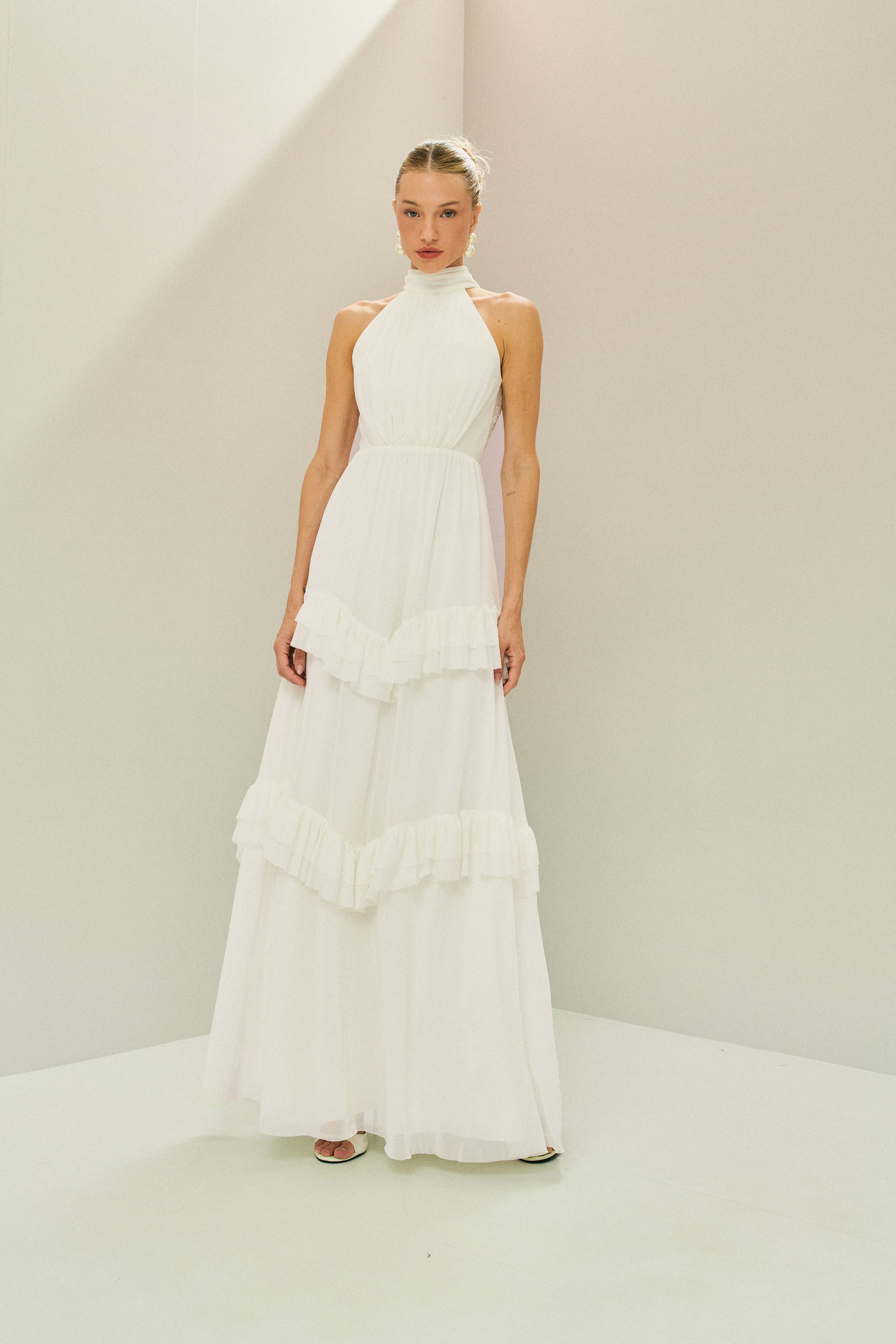 Vestido_Longo_em_Tule_com_Gola_Alta_Costas_Abertas_com_Renda_Guipir_e_Saia_em_Camadas_com_Babados_Mons_Off_White3_36e2b9b9-b111-467a-bf6d-6c361002f380.jpg