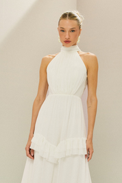 Vestido Longo em Tule com Gola Alta, Costas Abertas com Aplicação de Renda Guipir e Saia em Camadas com Babados - Mons Off White