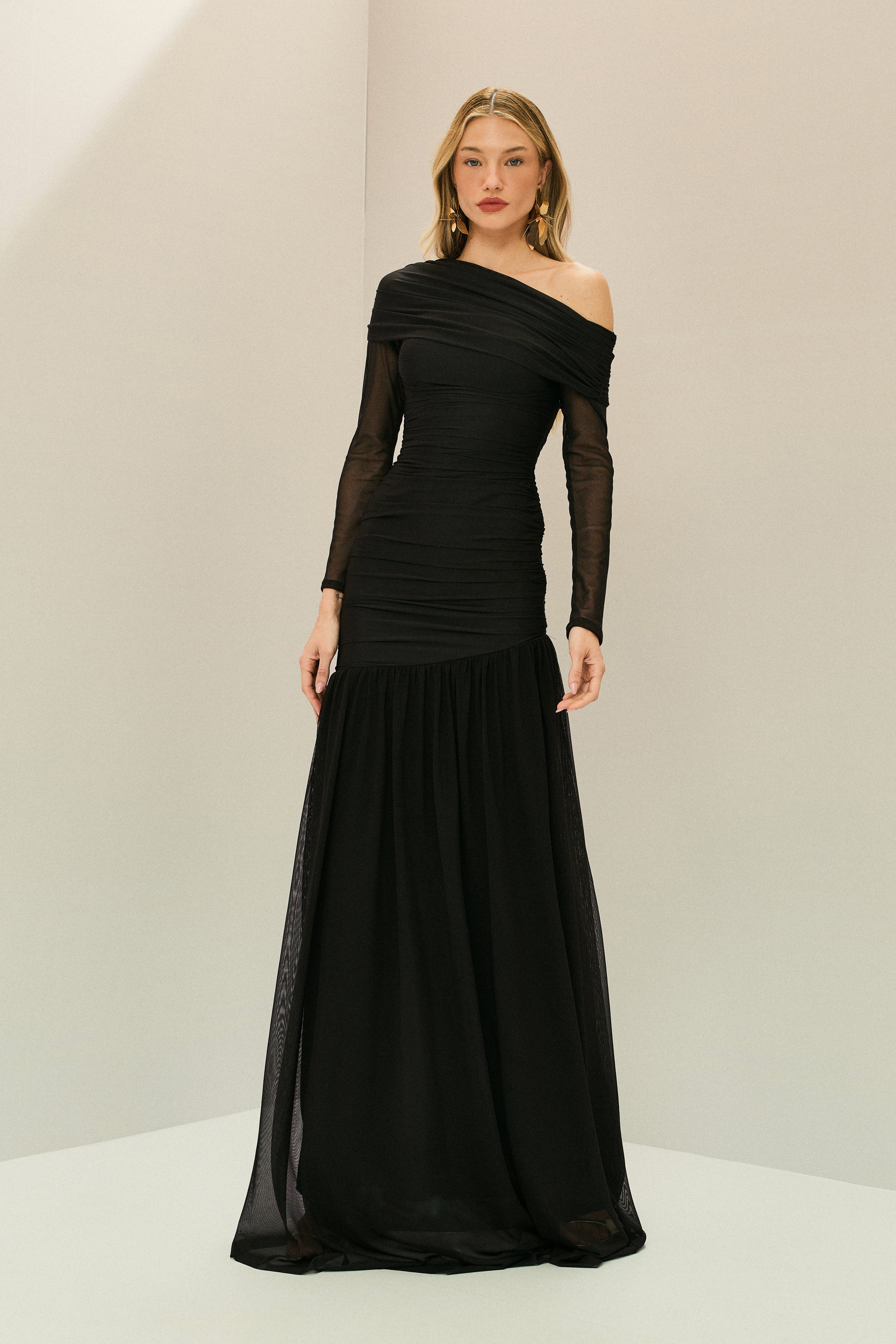 Vestido Longo em Tule com Ombro Deslocado Drapeado, Mangas Longas e Saia Fluida - Paros Preto