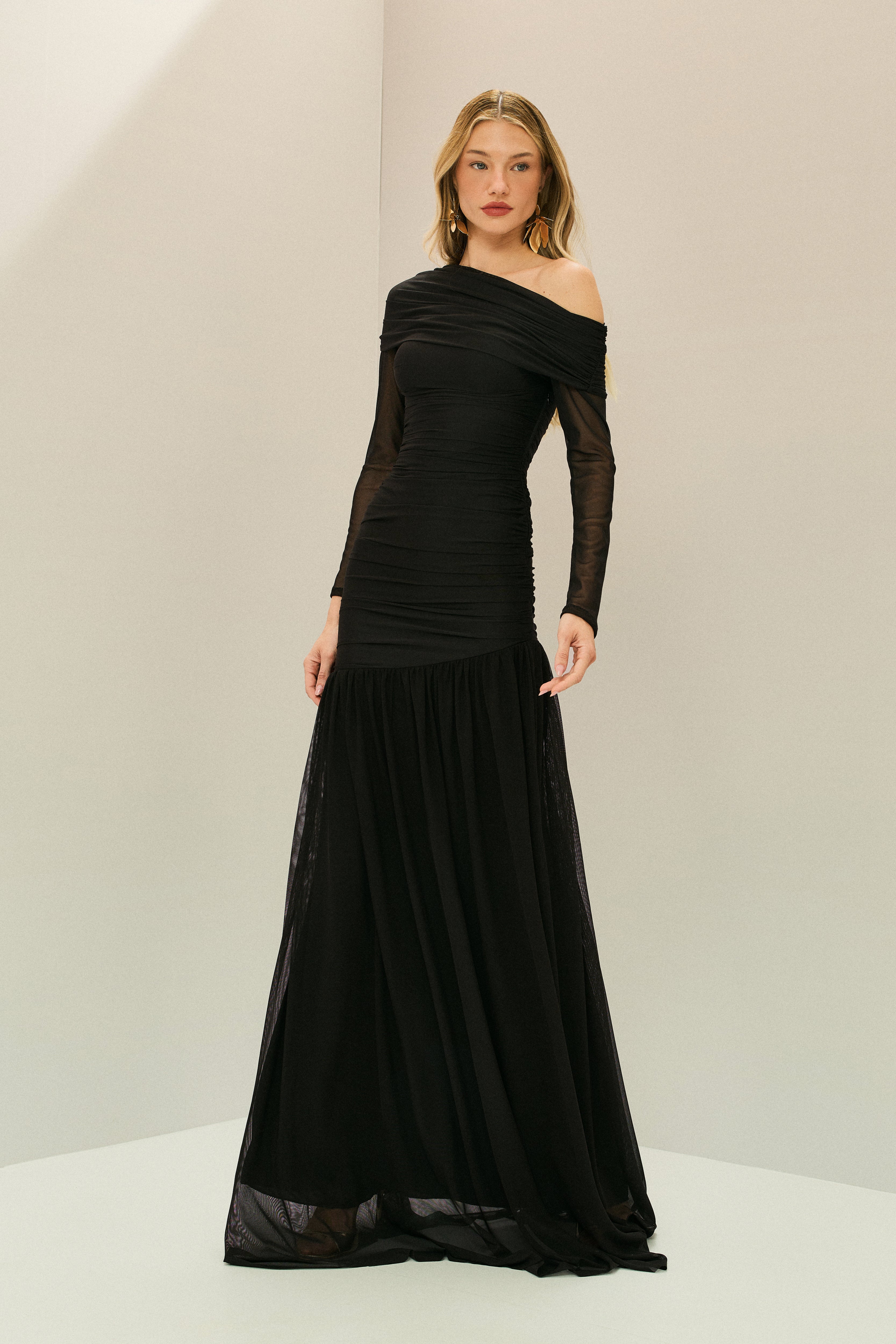 Vestido Longo em Tule com Ombro Deslocado Drapeado, Mangas Longas e Saia Fluida - Paros Preto