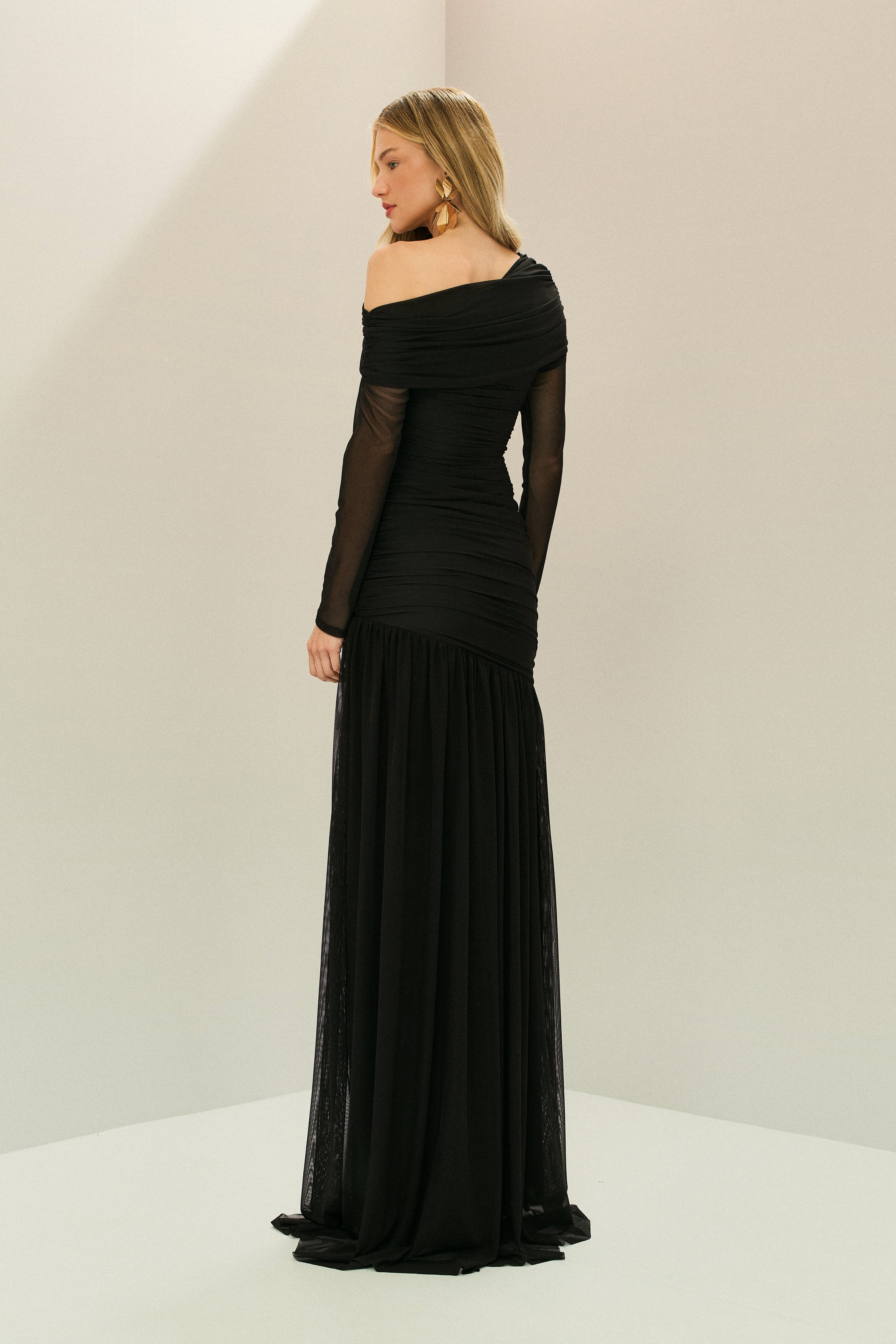 Vestido Longo em Tule com Ombro Deslocado Drapeado, Mangas Longas e Saia Fluida - Paros Preto