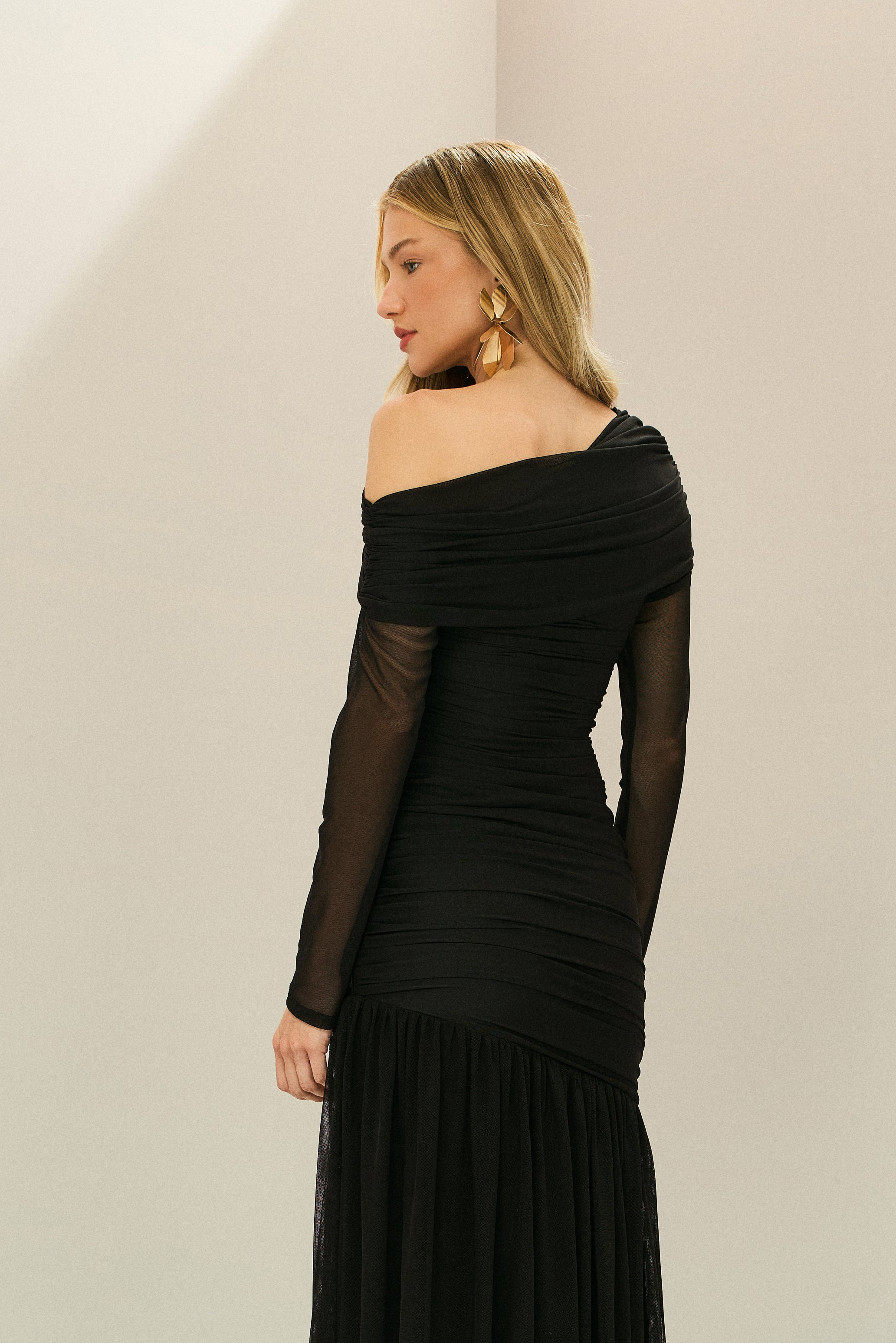 Vestido Longo em Tule com Ombro Deslocado Drapeado, Mangas Longas e Saia Fluida - Paros Preto