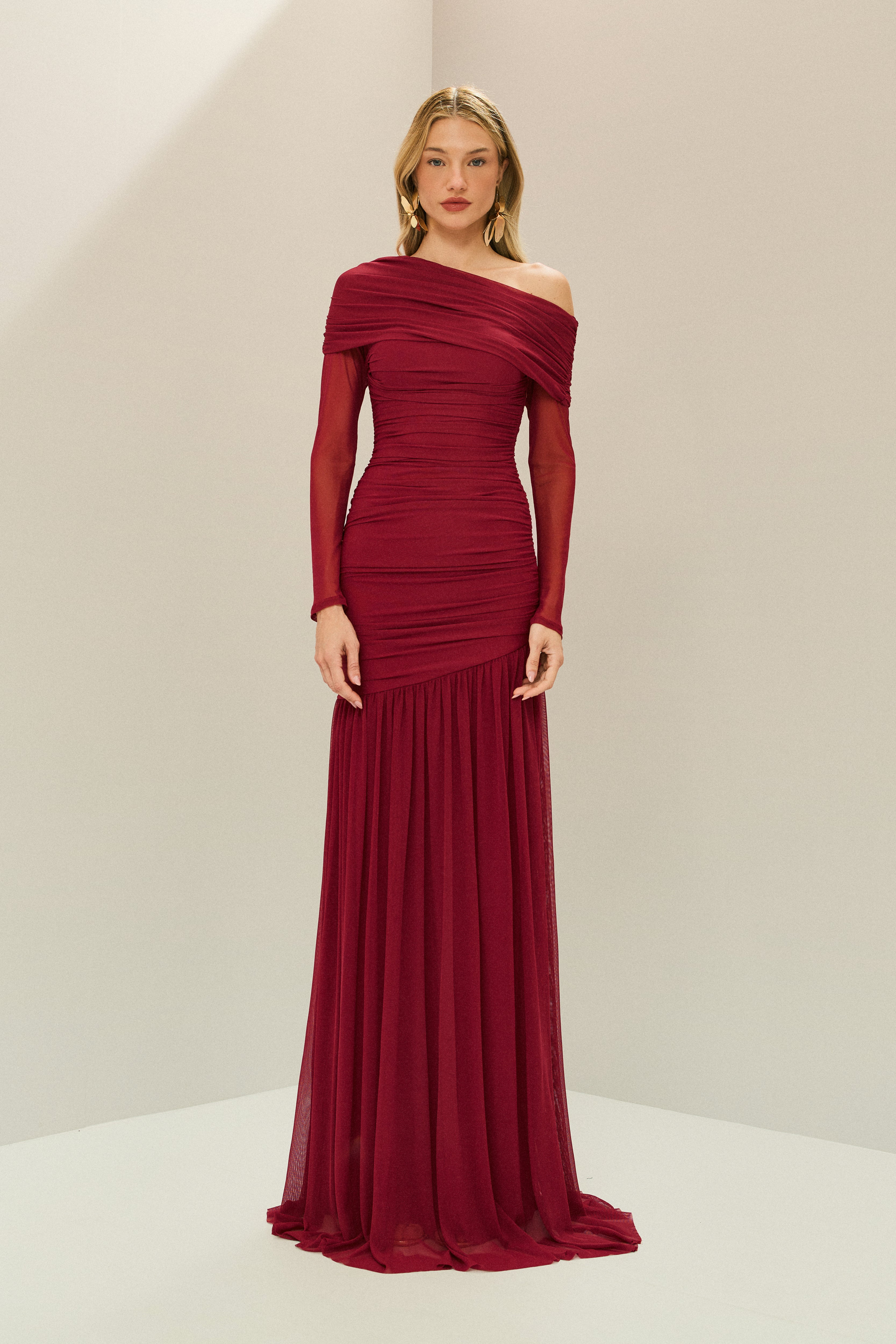 Vestido Longo em Tule com Ombro Deslocado Drapeado, Mangas Longas e Saia Fluida - Paros Vermelho