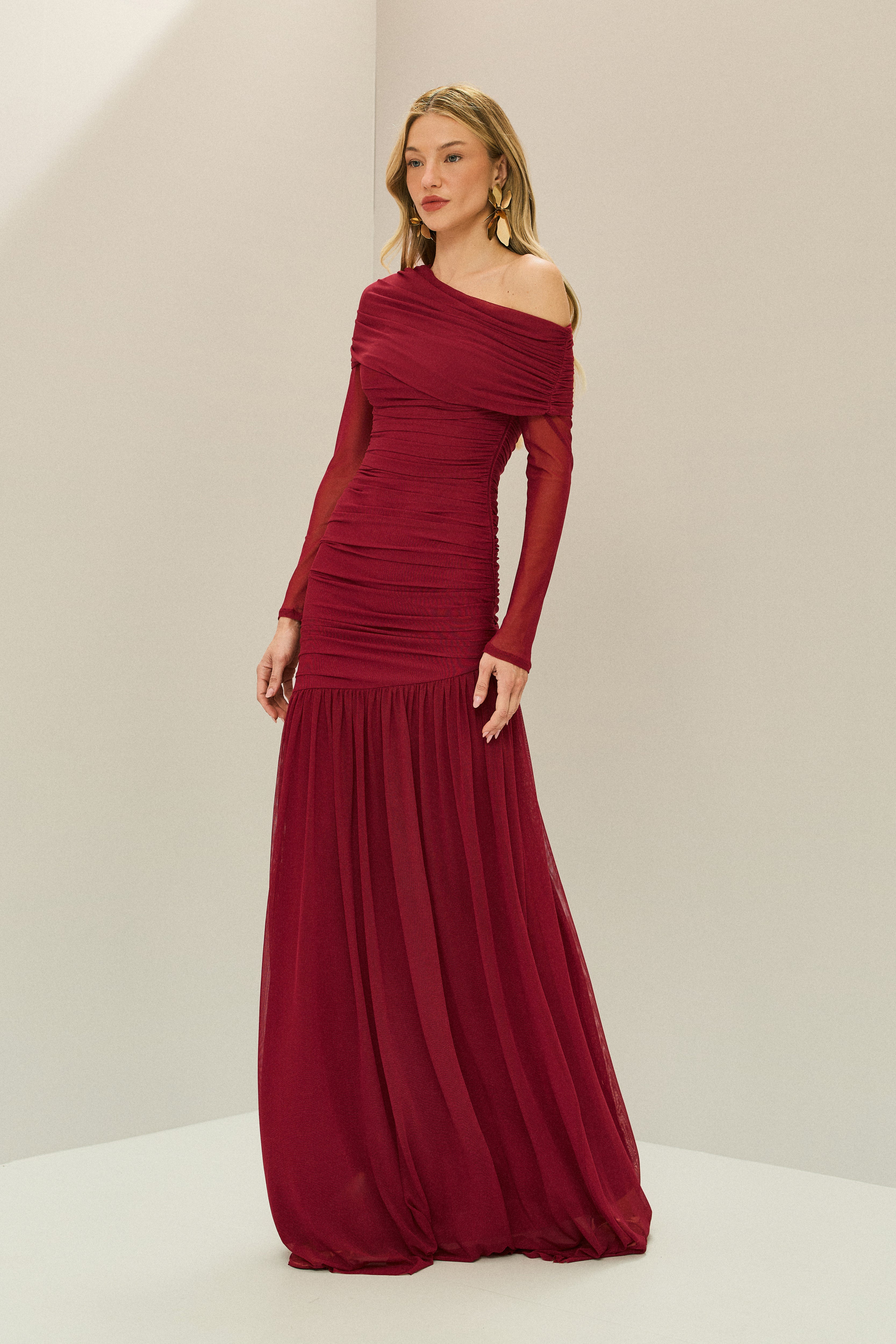 Vestido Longo em Tule com Ombro Deslocado Drapeado, Mangas Longas e Saia Fluida - Paros Vermelho