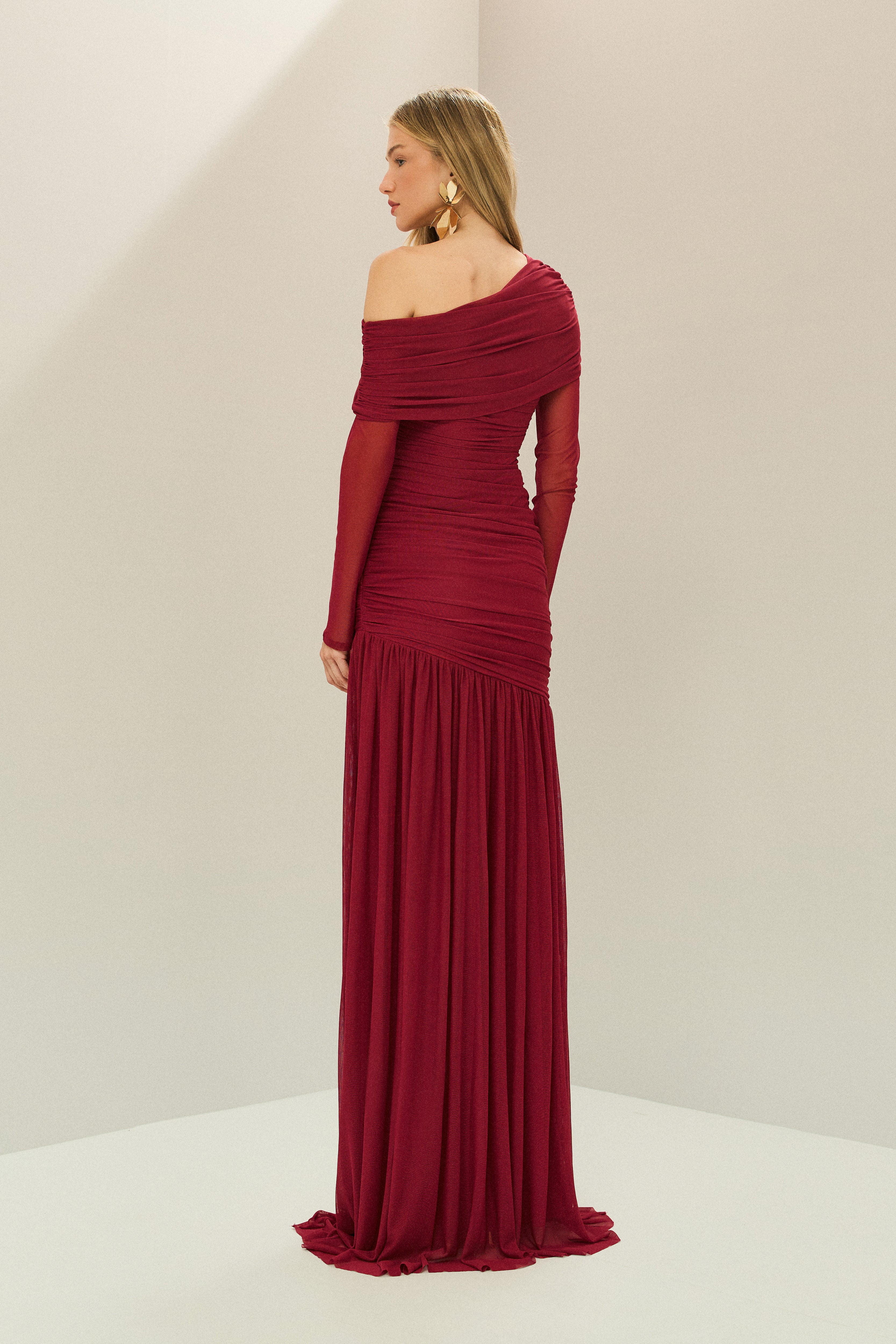 Vestido Longo em Tule com Ombro Deslocado Drapeado, Mangas Longas e Saia Fluida - Paros Vermelho