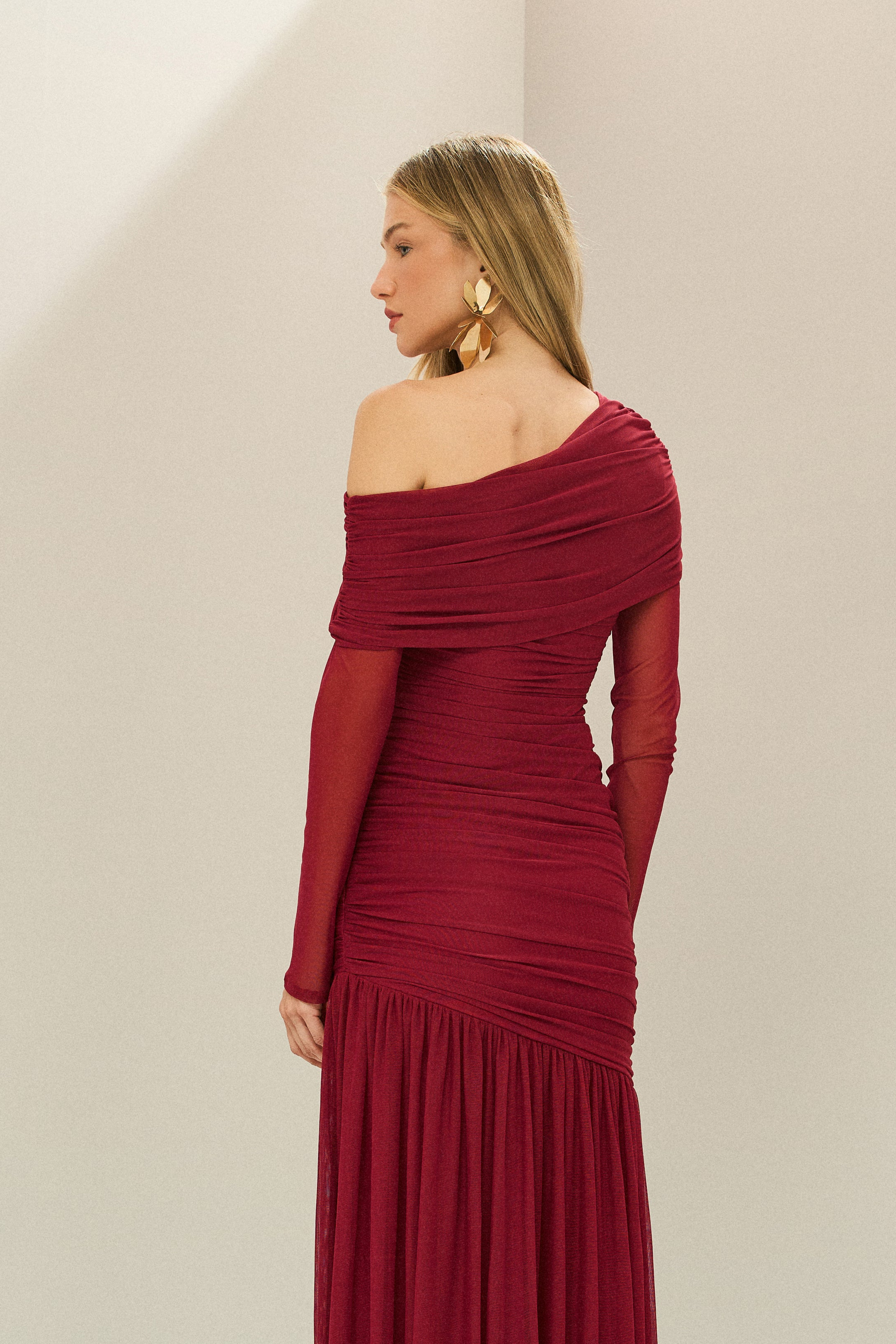 Vestido Longo em Tule com Ombro Deslocado Drapeado, Mangas Longas e Saia Fluida - Paros Vermelho