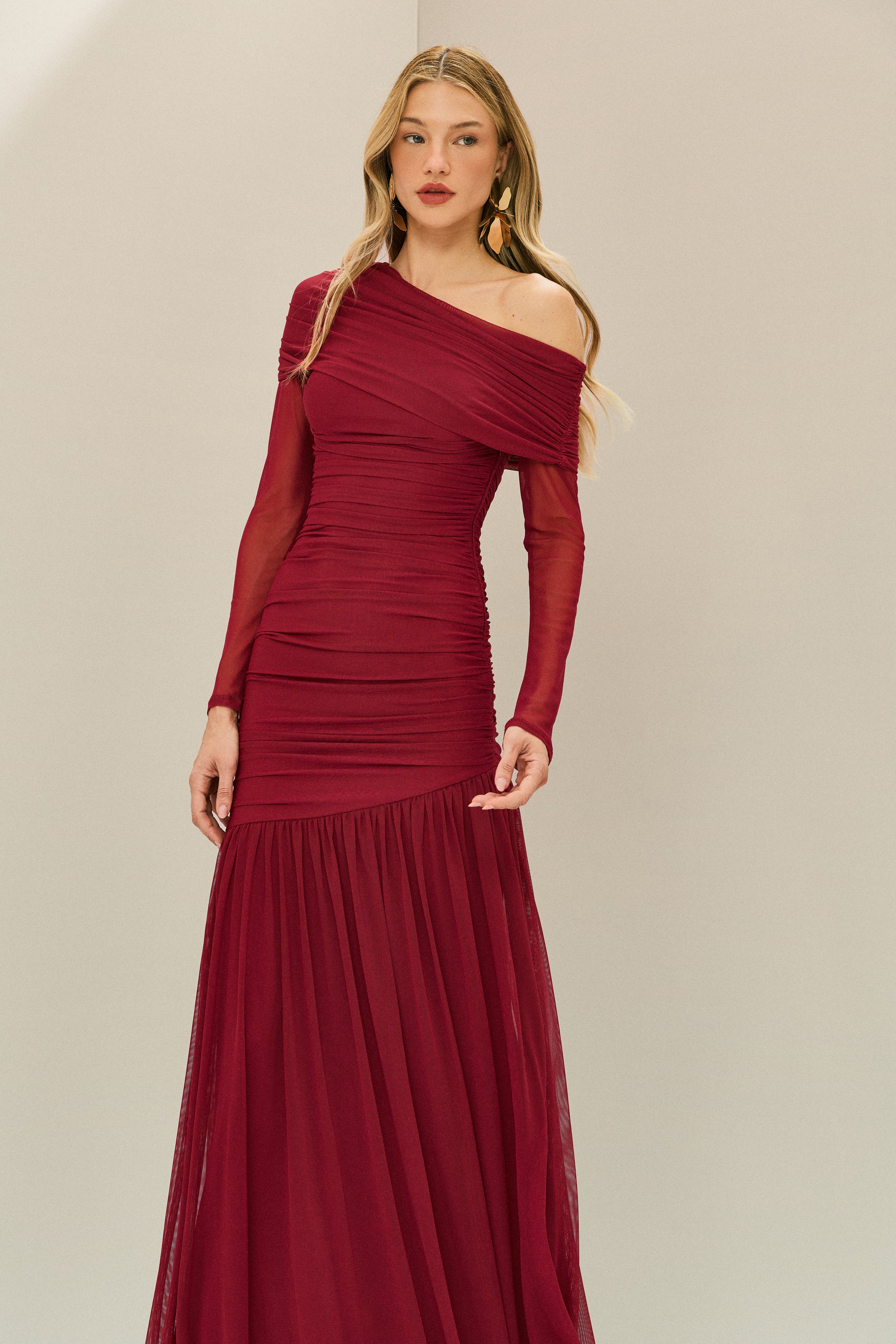 Vestido Longo em Tule com Ombro Deslocado Drapeado, Mangas Longas e Saia Fluida - Paros Vermelho