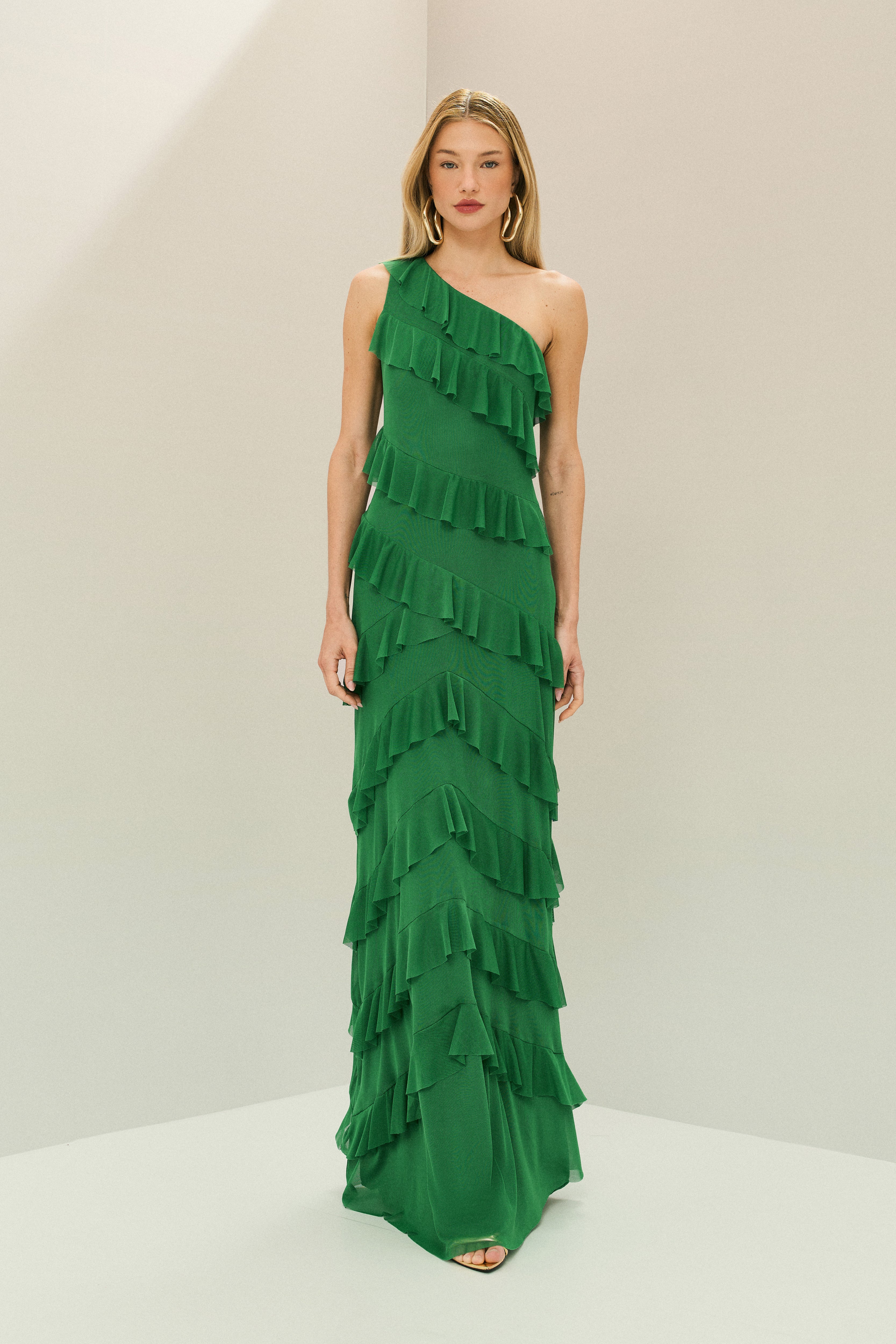 Vestido Longo em Tule com Ombro Único, Saia Ampla e Babados Assimétricos em Camadas - Mila Verde Bandeira