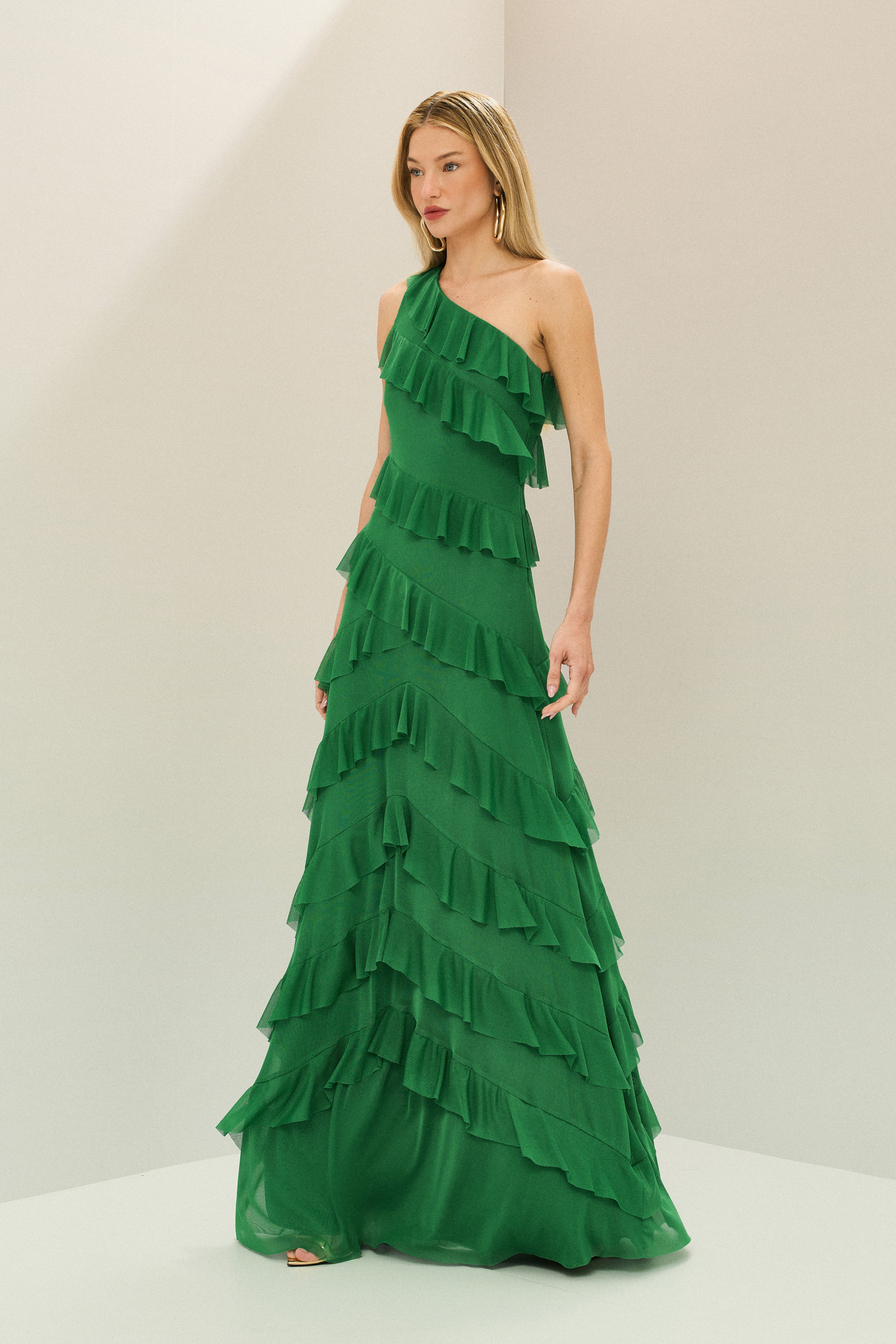 Vestido Longo em Tule com Ombro Único, Saia Ampla e Babados Assimétricos em Camadas - Mila Verde Bandeira