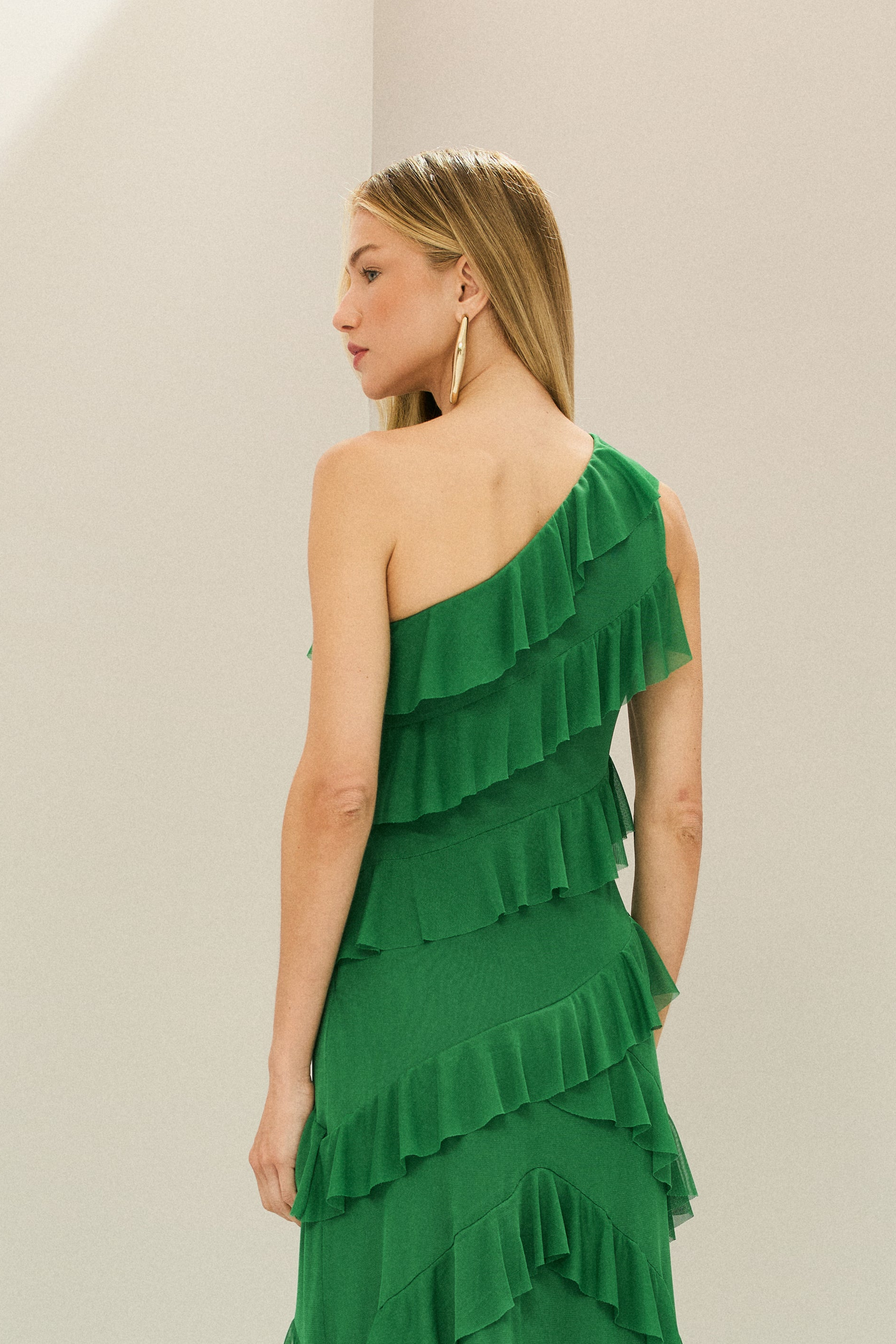 Vestido Longo em Tule com Ombro Único, Saia Ampla e Babados Assimétricos em Camadas - Mila Verde Bandeira