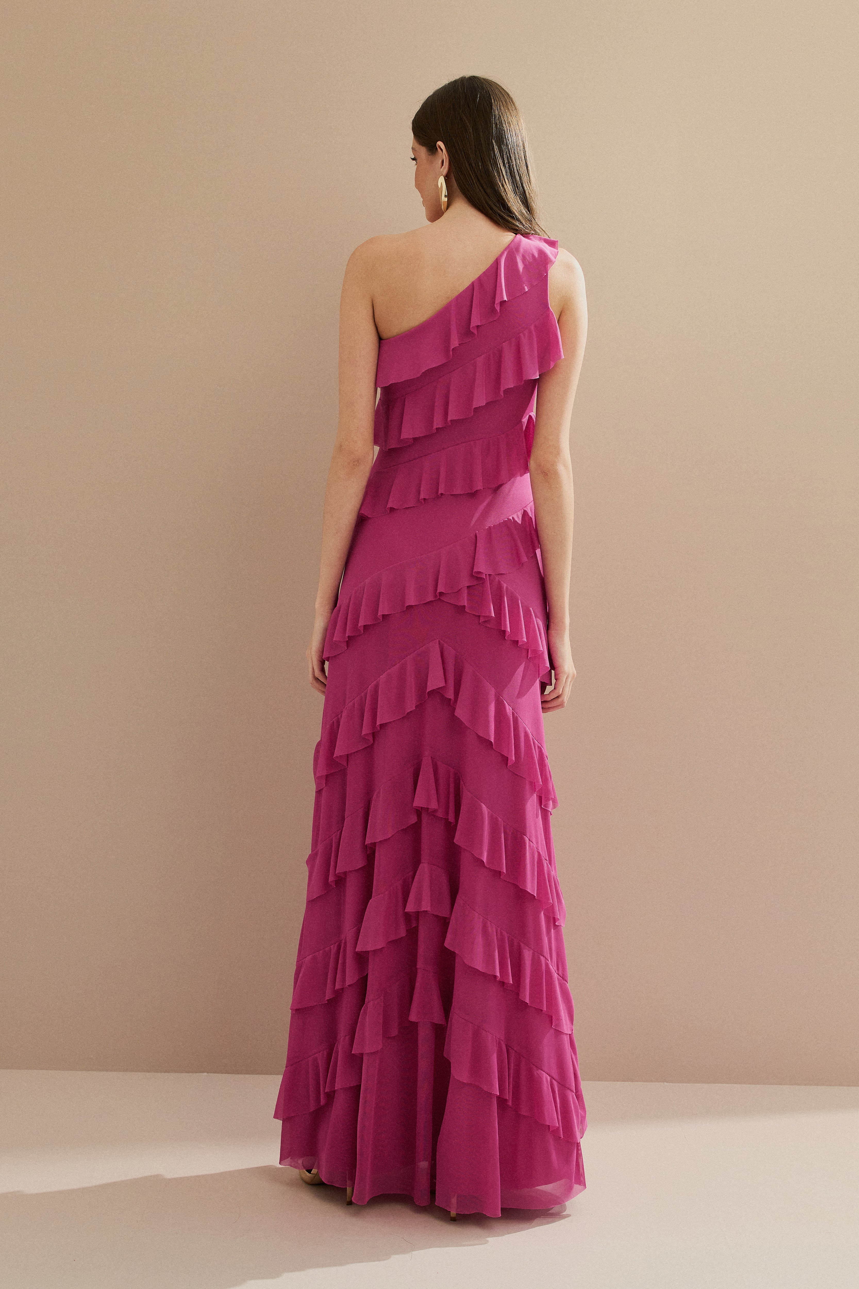 Vestido Longo em Tule com Ombro Único, Saia Ampla e Babados Assimétricos em Camadas - Mila Rosa Pink