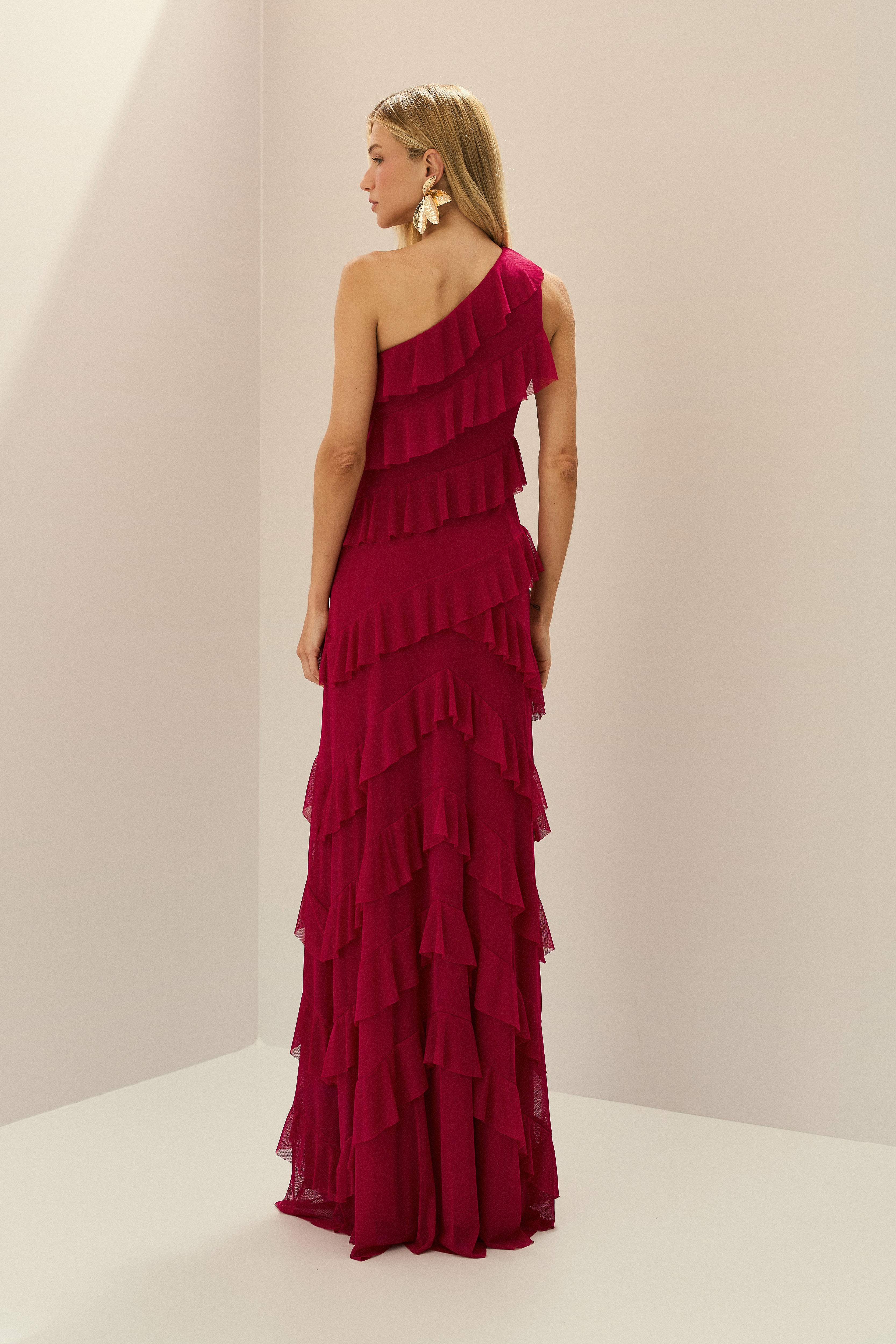 Vestido Longo em Tule com Ombro Único, Saia Ampla e Babados Assimétricos em Camadas - Mila Vermelho