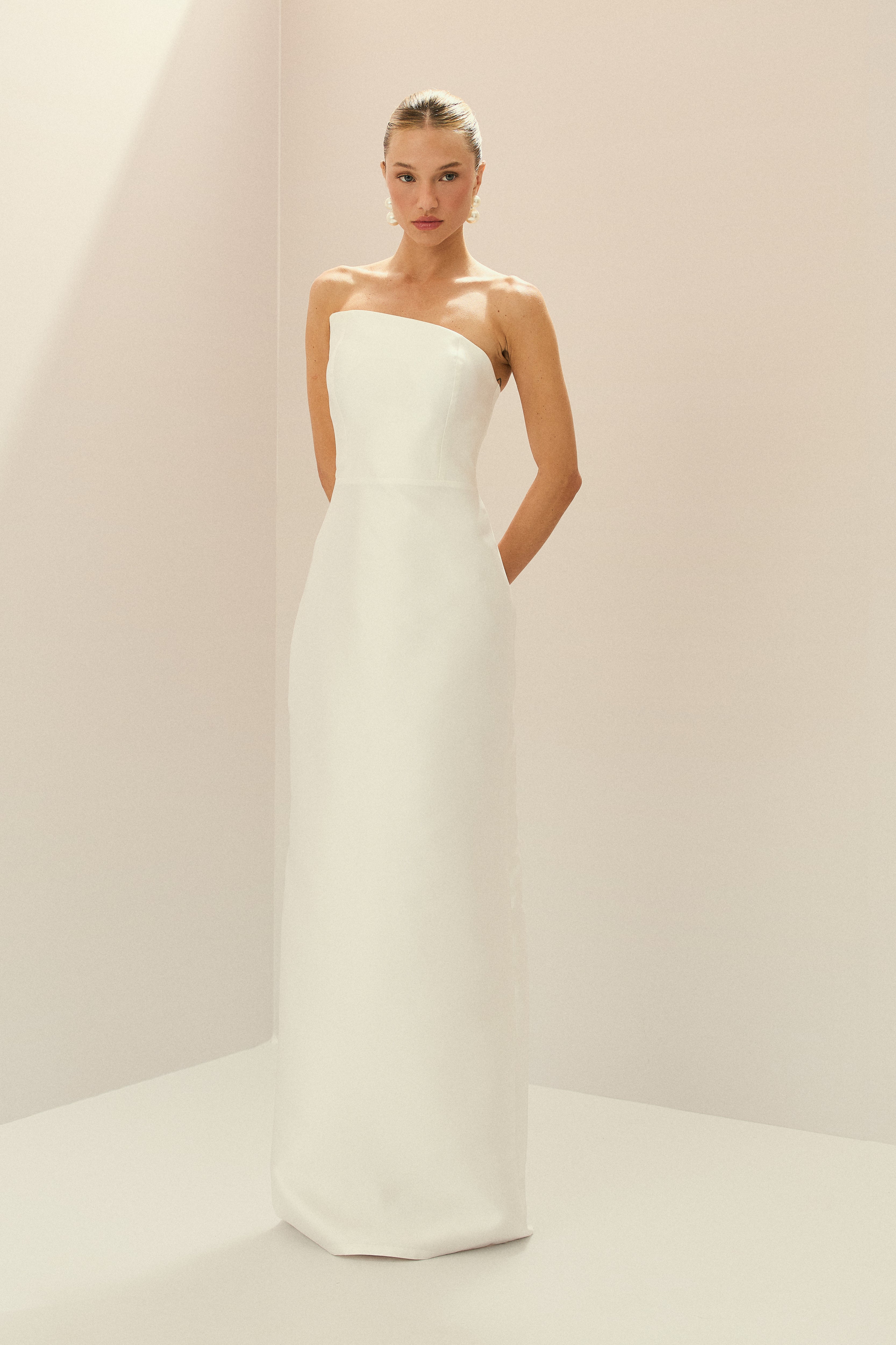 Vestido Longo em Zibeline com Decote Assimétrico e Saia Lápis com Fenda Traseira - Lotus Off White