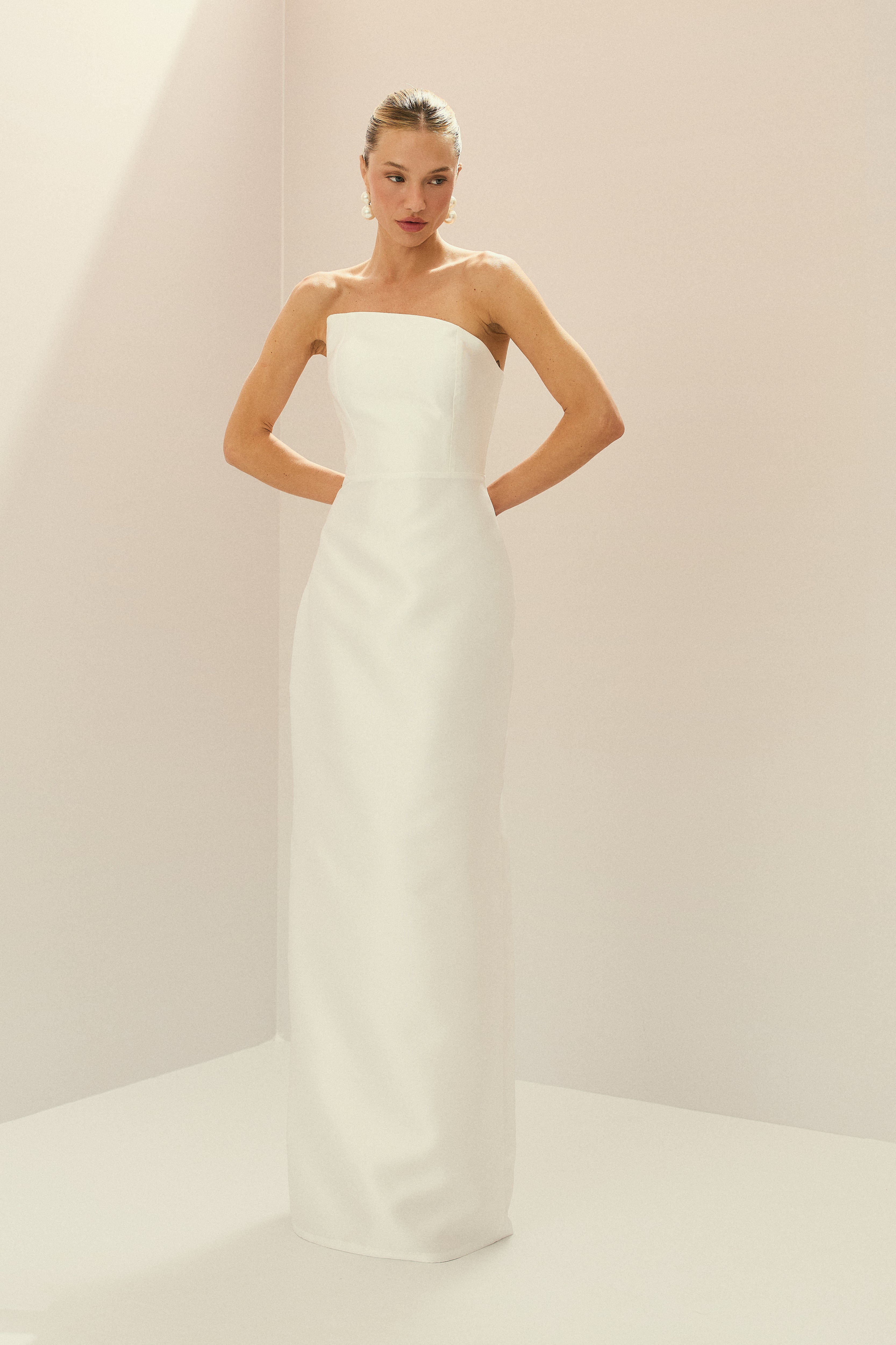 Vestido Longo em Zibeline com Decote Assimétrico e Saia Lápis com Fenda Traseira - Lotus Off White