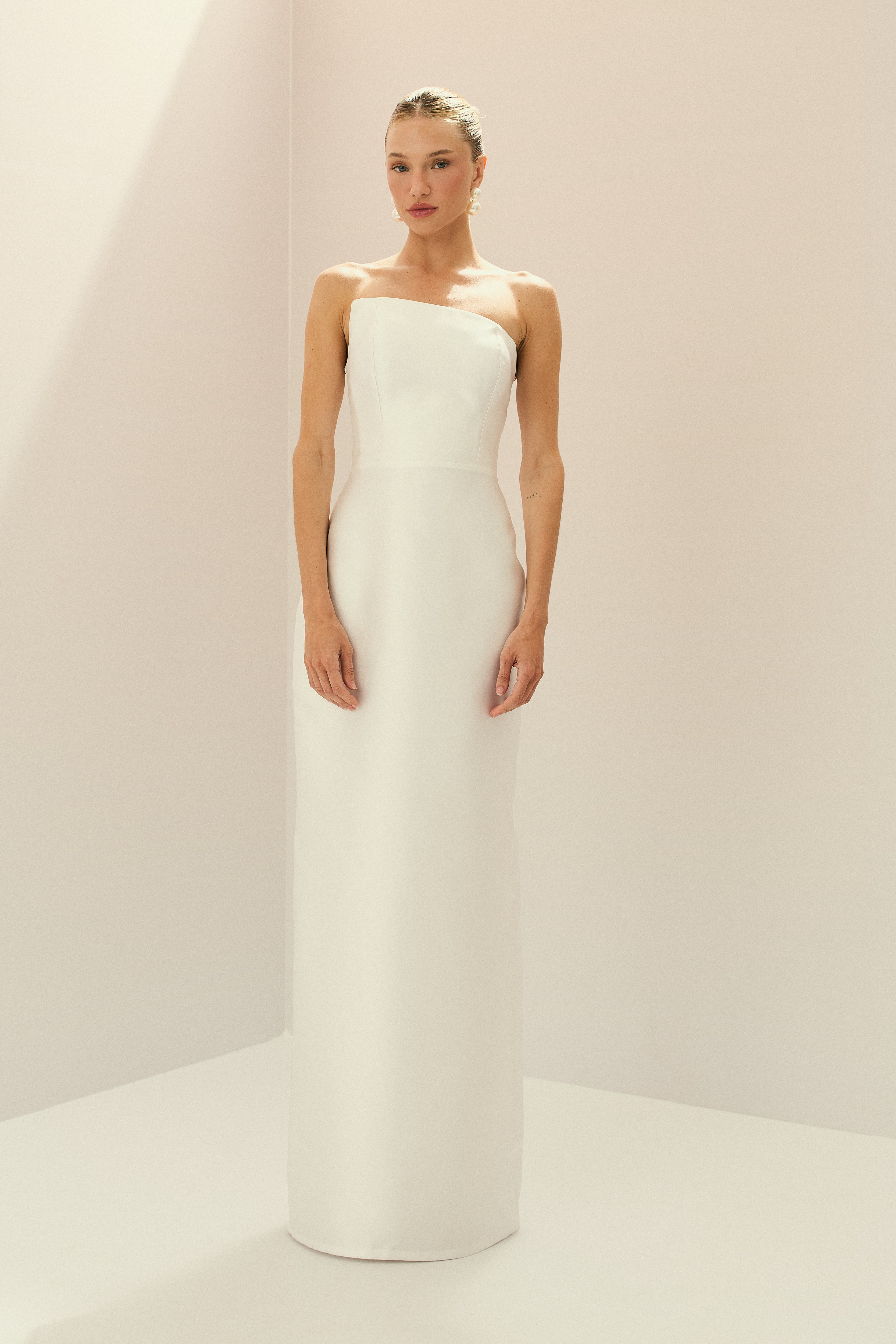Vestido Longo em Zibeline com Decote Assimétrico e Saia Lápis com Fenda Traseira - Lotus Off White