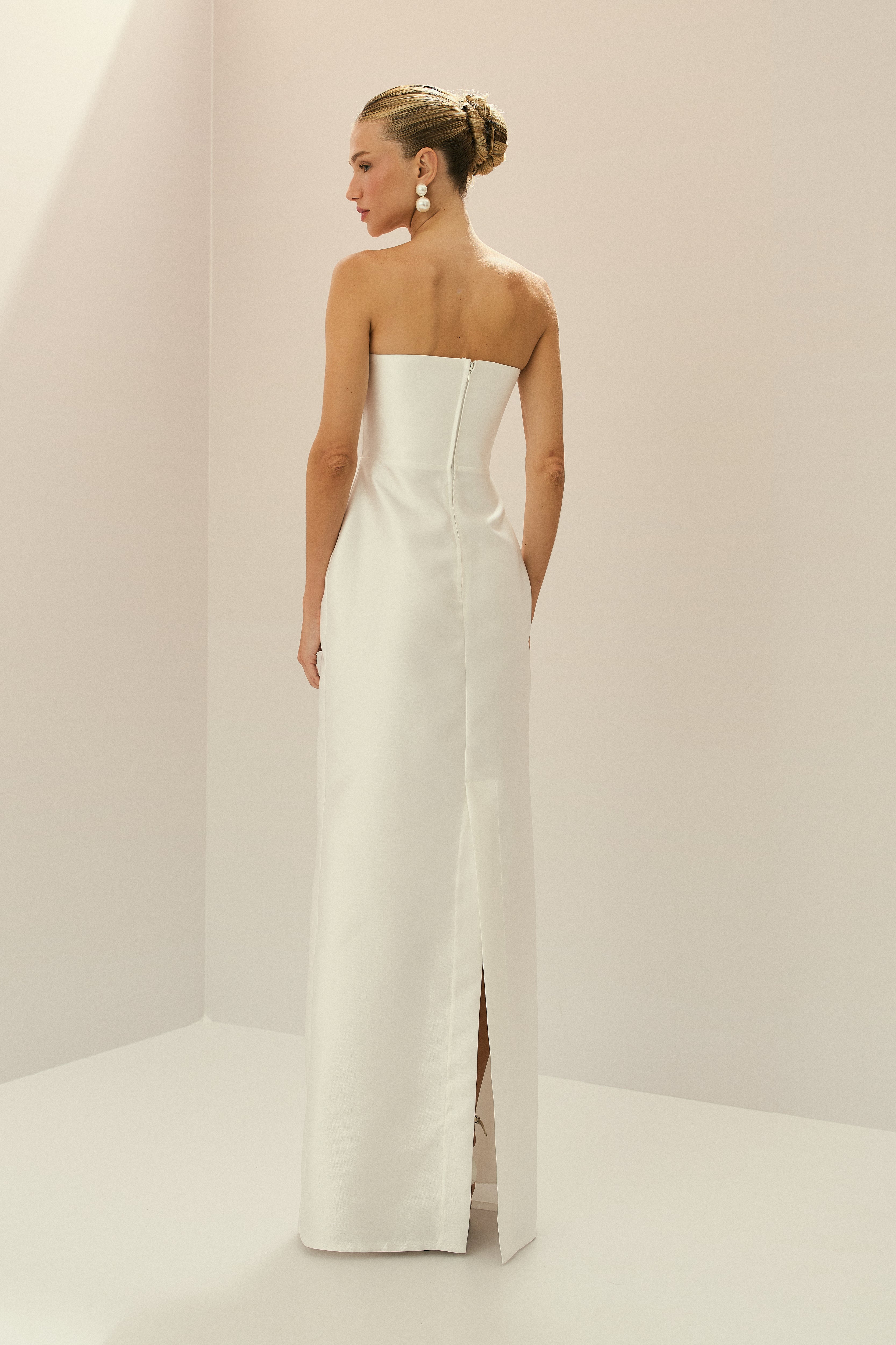 Vestido Longo em Zibeline com Decote Assimétrico e Saia Lápis com Fenda Traseira - Lotus Off White