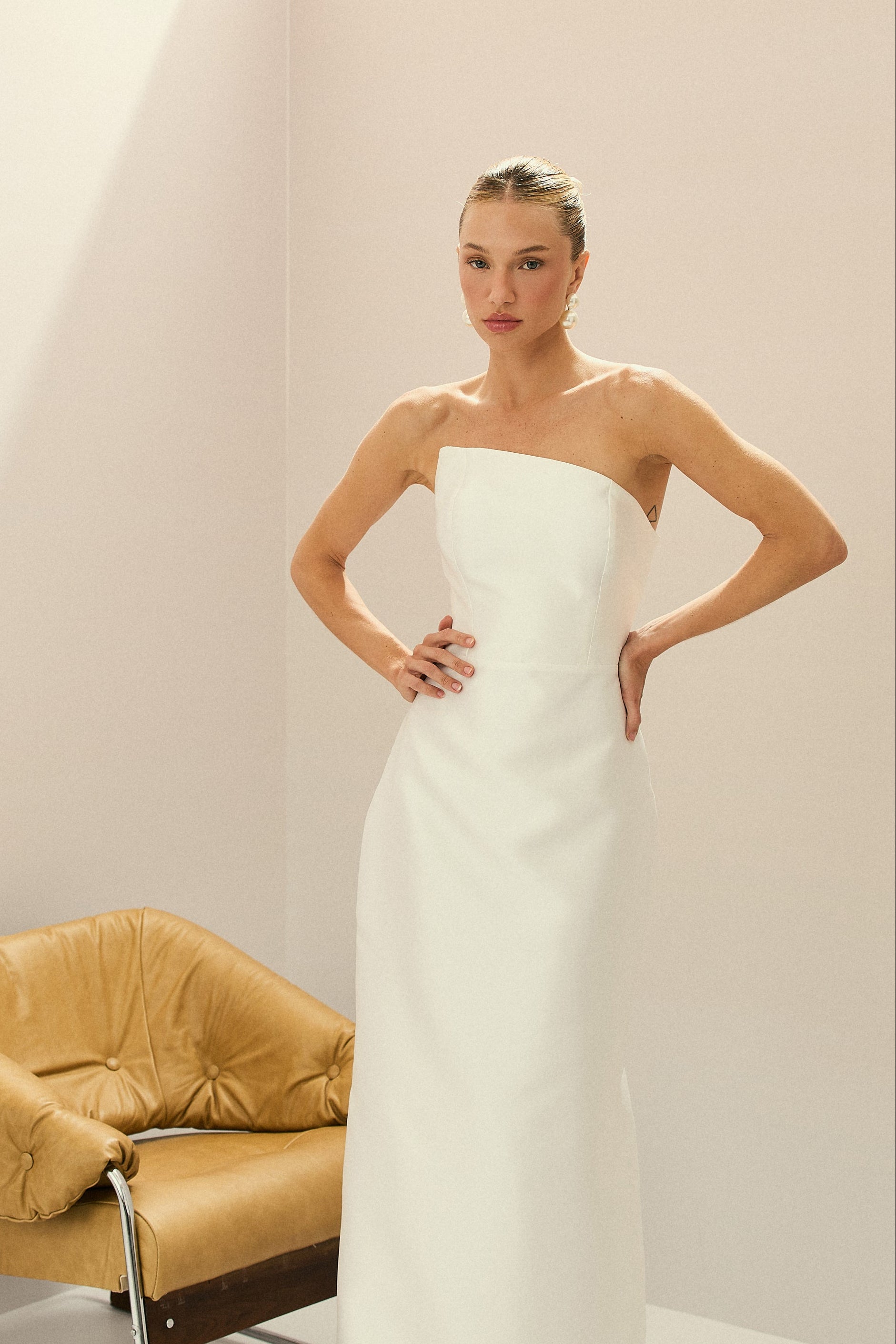 Vestido Longo em Zibeline com Decote Assimétrico e Saia Lápis com Fenda Traseira - Lotus Off White