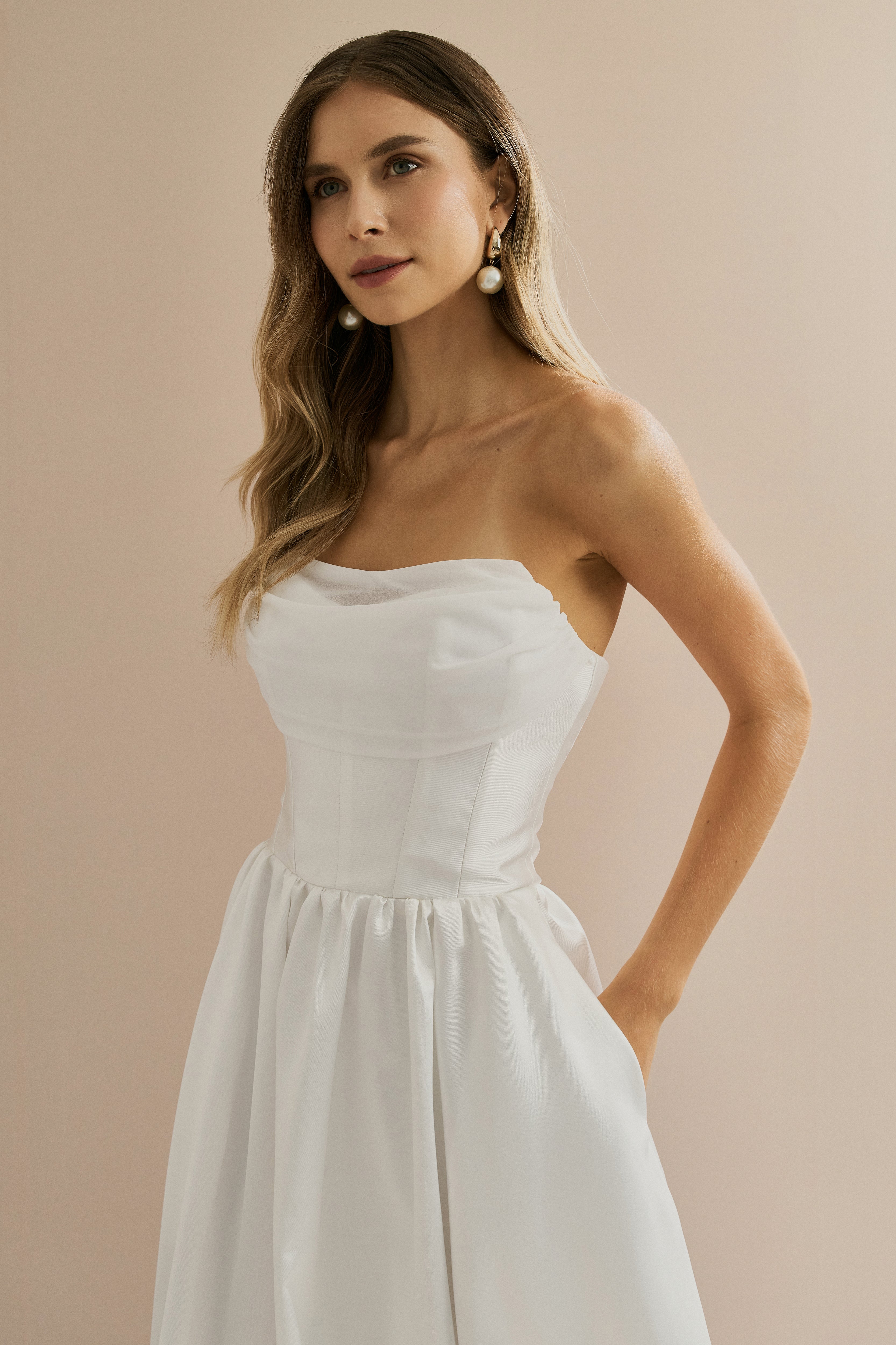 Vestido Longo em Zibeline com Decote Degagê em Chiffon, sem Alças e Saia Ampla com Bolso - Ane Off White