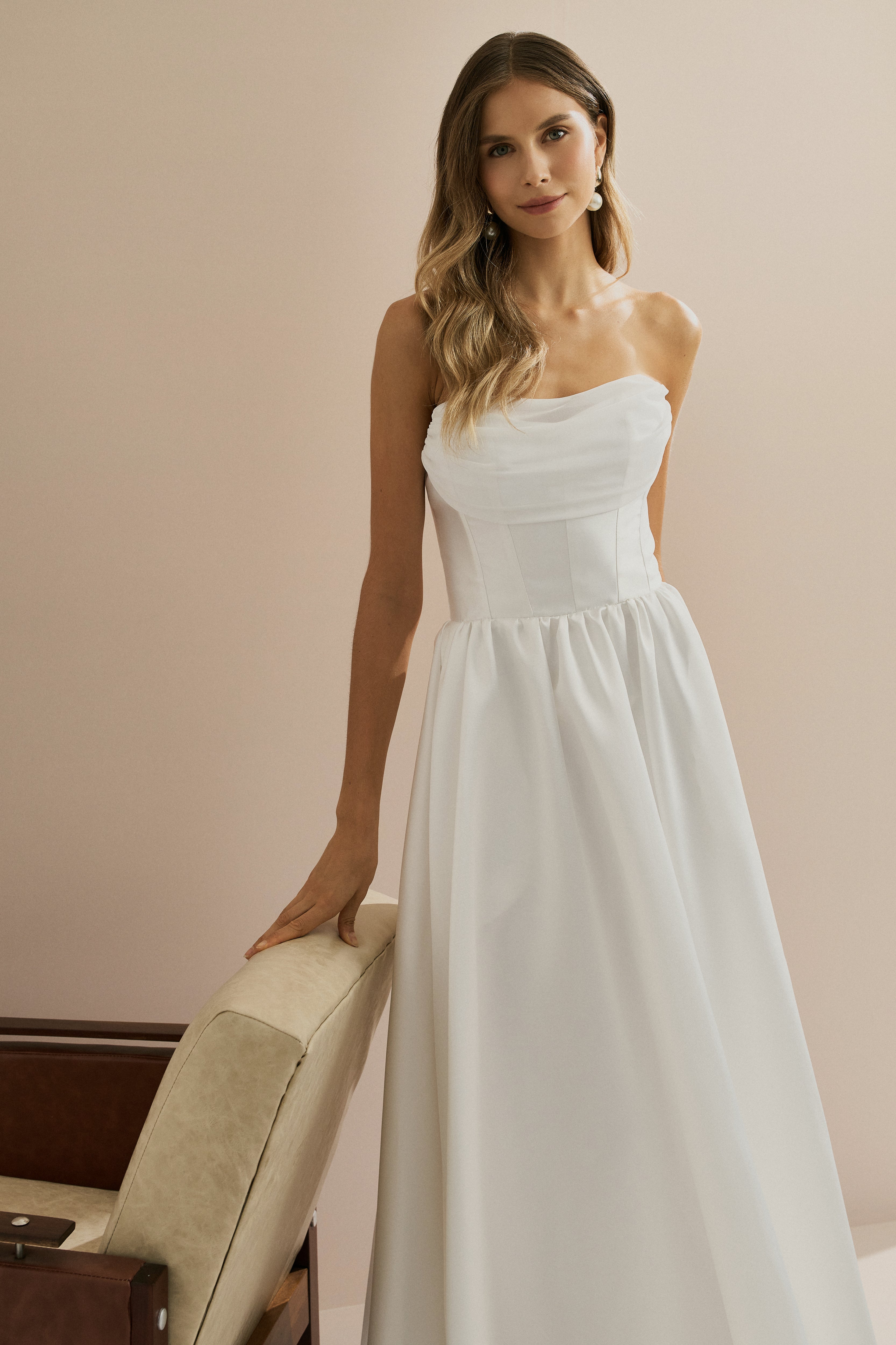 Vestido Longo em Zibeline com Decote Degagê em Chiffon, sem Alças e Saia Ampla com Bolso - Ane Off White