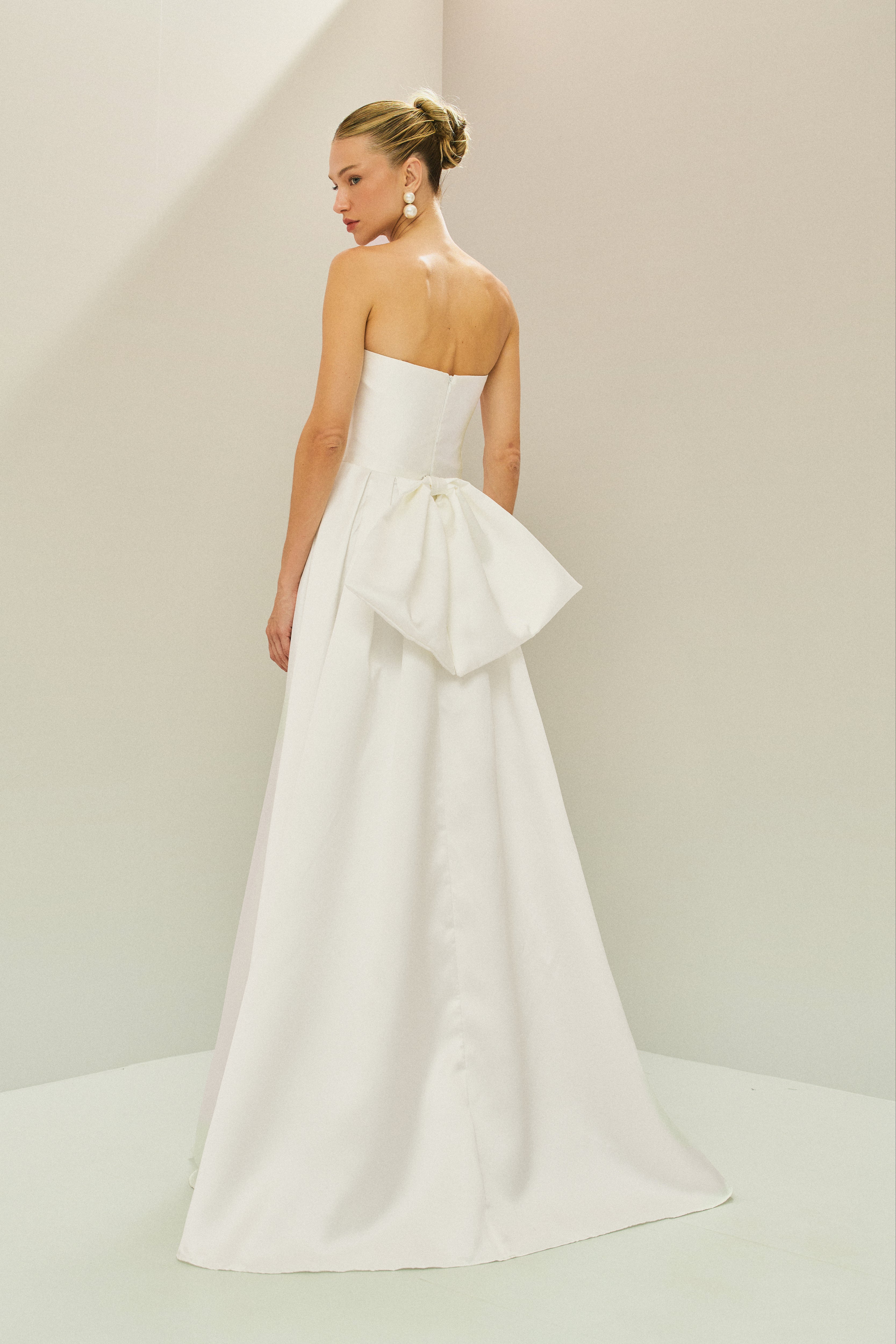Vestido Longo em Zibeline com Decote Reto Sem Alças, Saia Ampla e Laço Removível - Vianne Off White