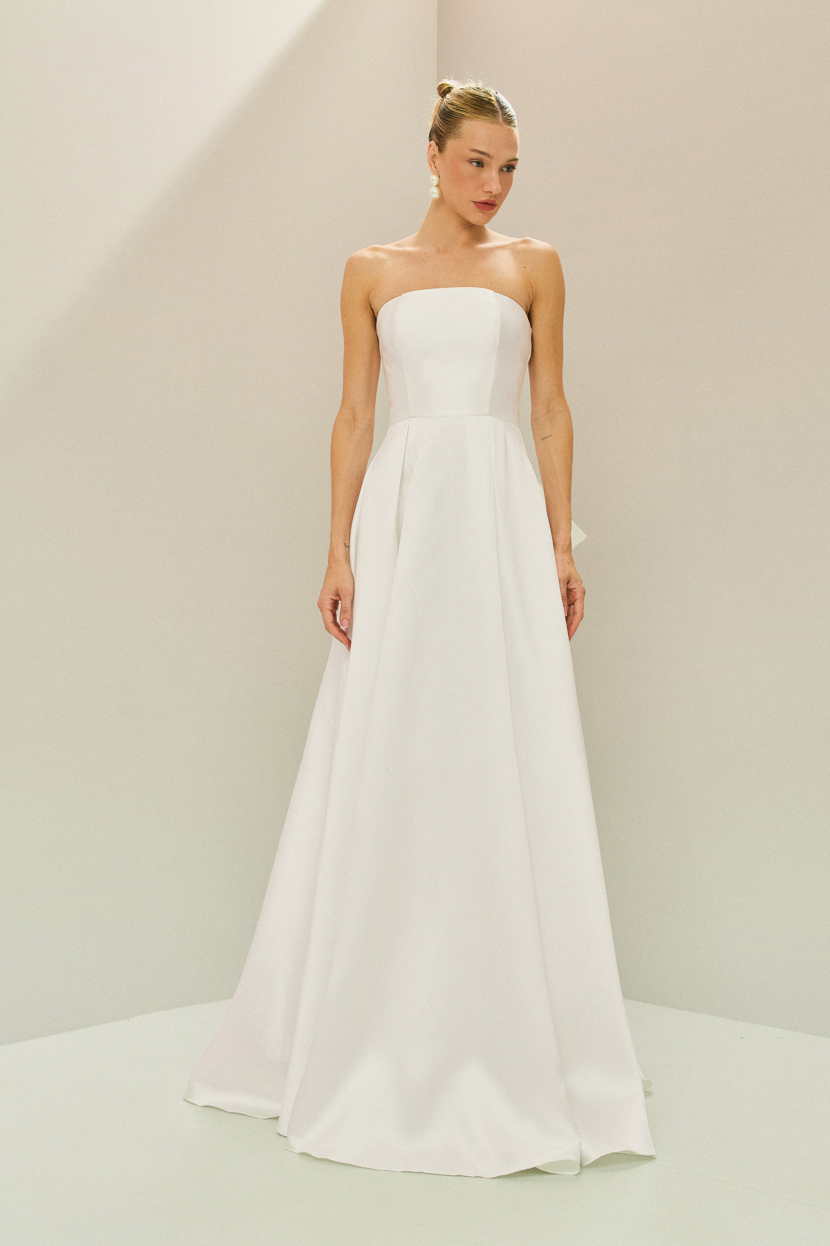 Vestido Longo em Zibeline com Decote Reto Sem Alças, Saia Ampla e Laço Removível - Vianne Off White