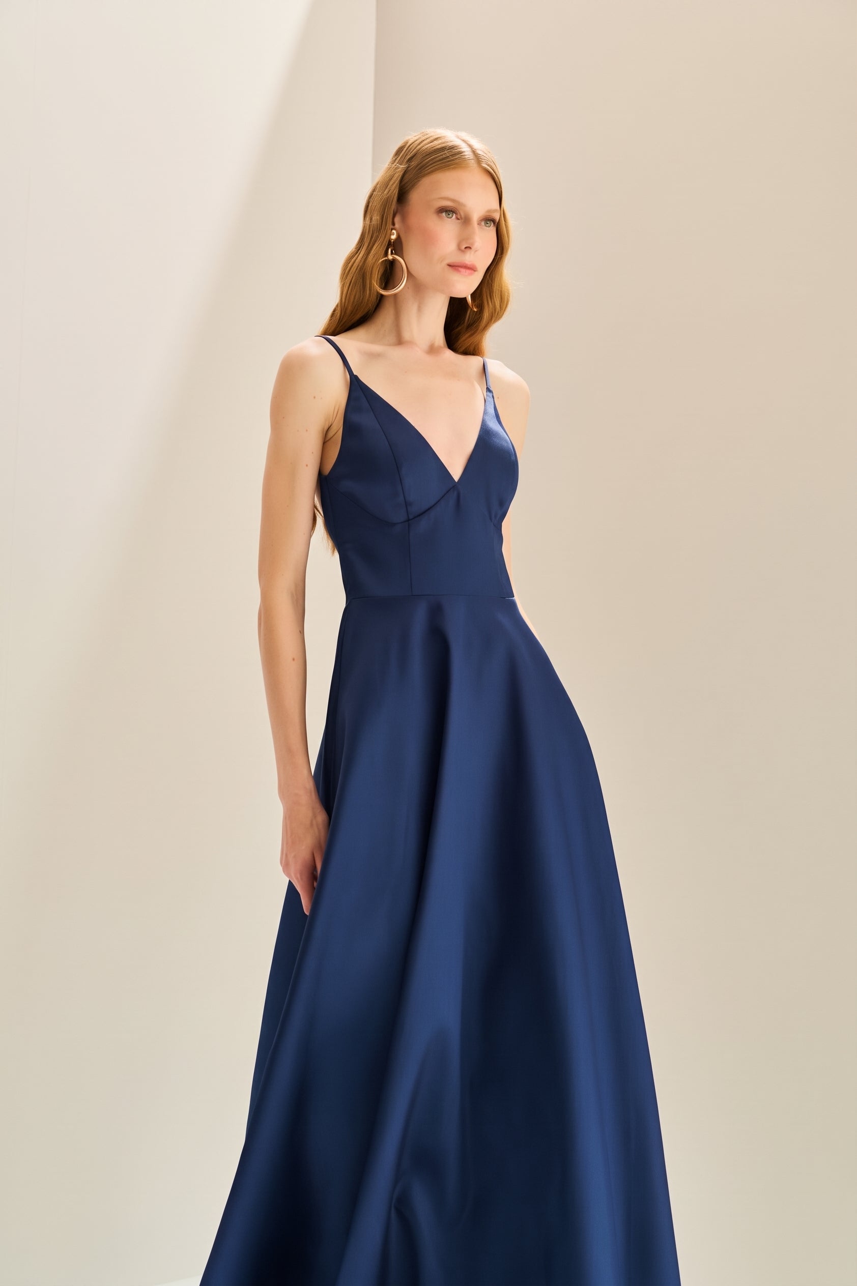 Vestido Longo em Zibeline com Decote V, Alças Finas, Costas Abertas e Saia Ampla - Atlanta Azul Marinho