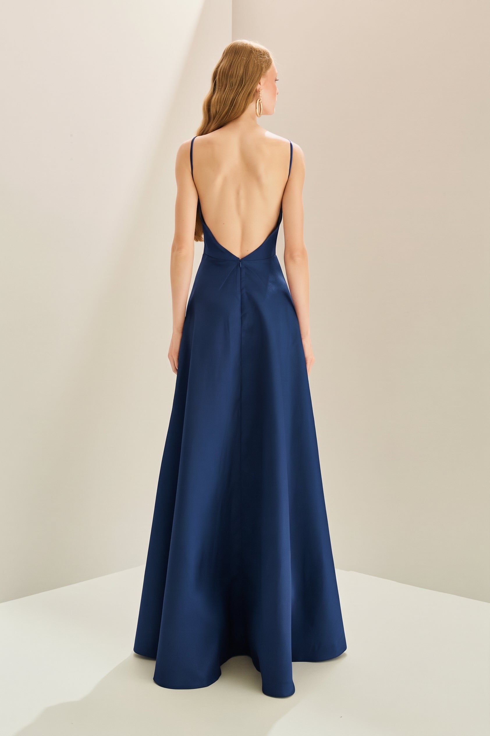 Vestido Longo em Zibeline com Decote V, Alças Finas, Costas Abertas e Saia Ampla - Atlanta Azul Marinho