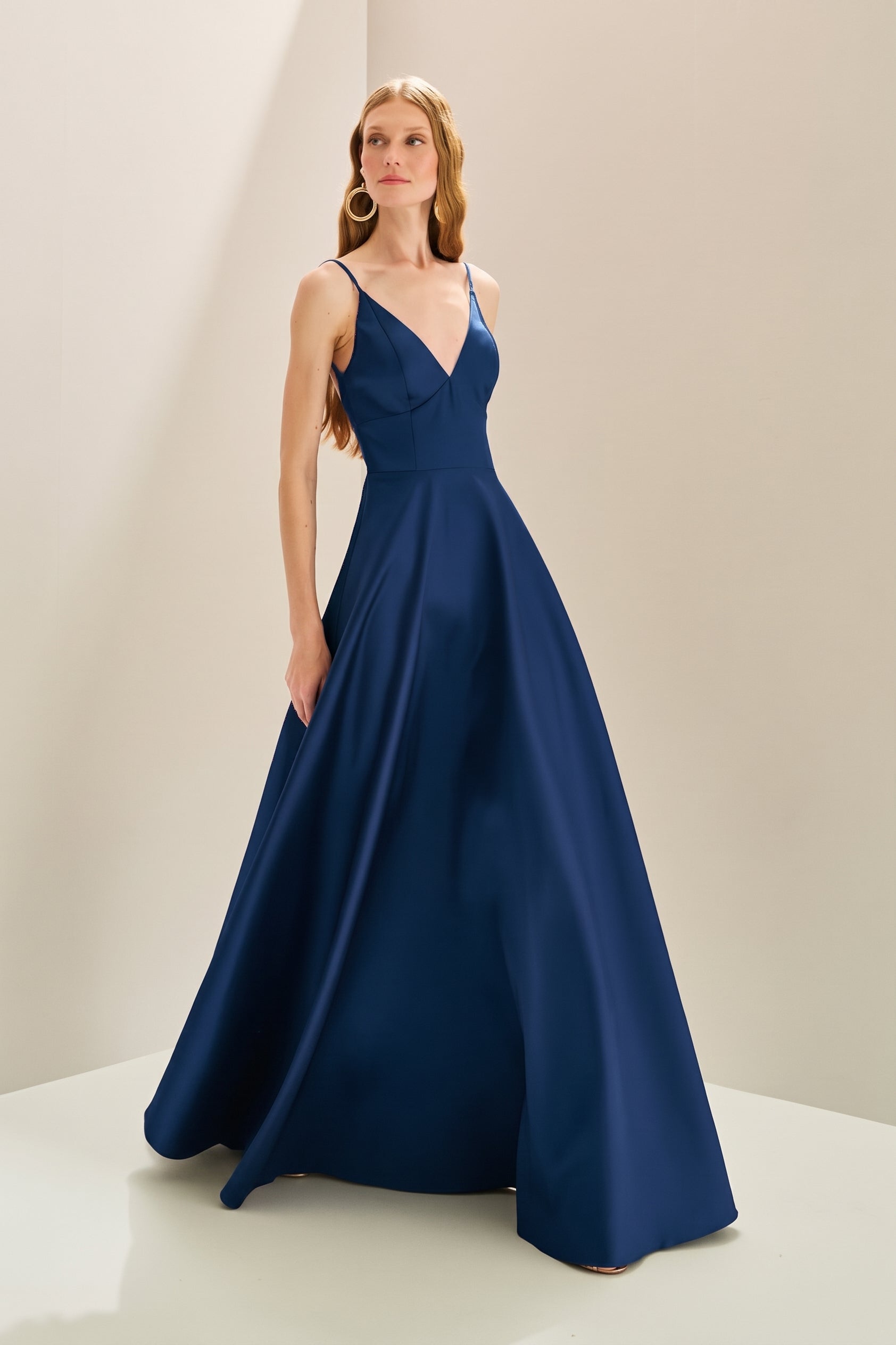 Vestido Longo em Zibeline com Decote V, Alças Finas, Costas Abertas e Saia Ampla - Atlanta Azul Marinho