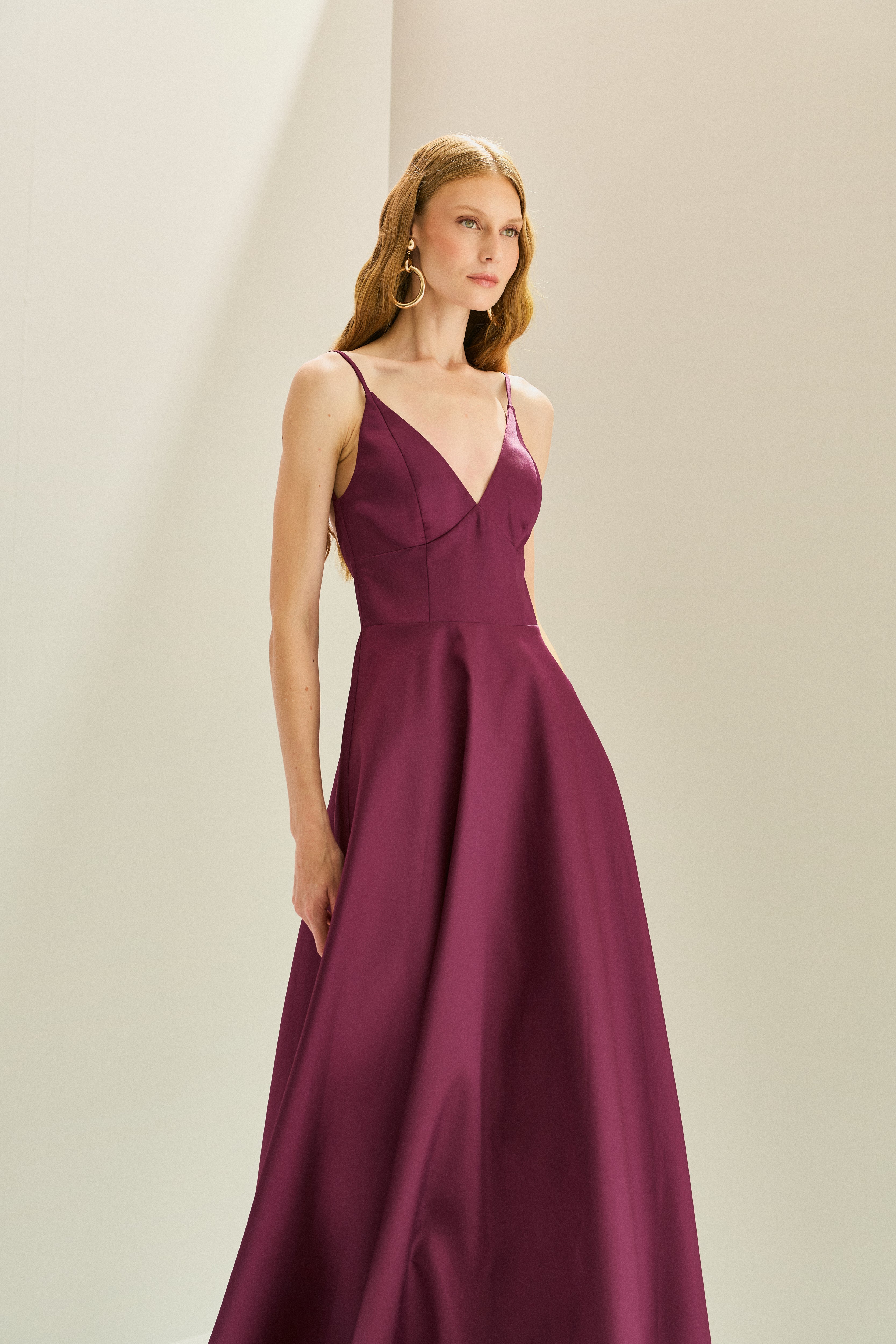 Vestido Longo em Zibeline com Decote V, Alças Finas, Costas Abertas e Saia Ampla - Atlanta Fúcsia