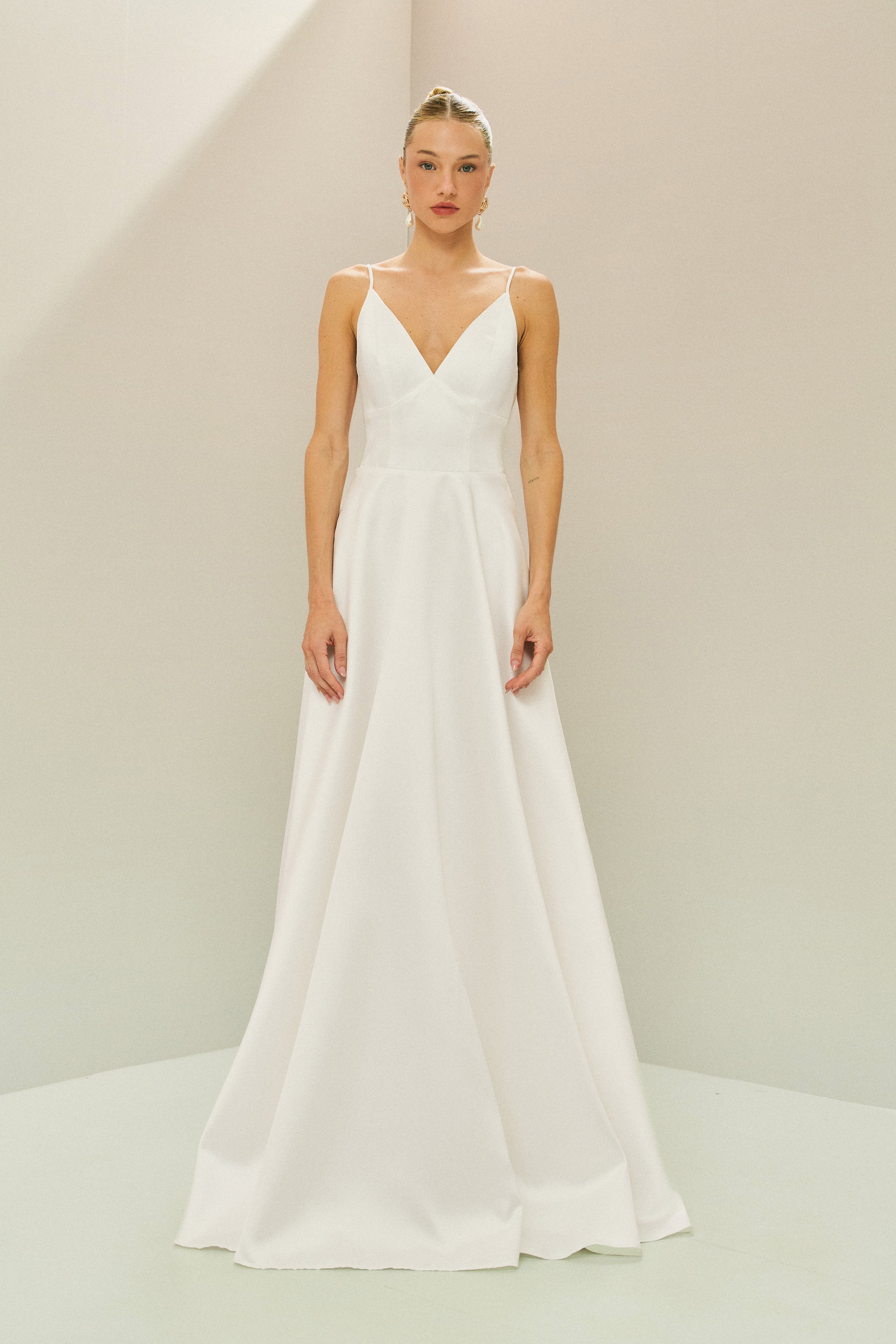 Vestido Longo em Zibeline com Decote V, Alças Finas, Costas Abertas e Saia Ampla - Atlanta Off White
