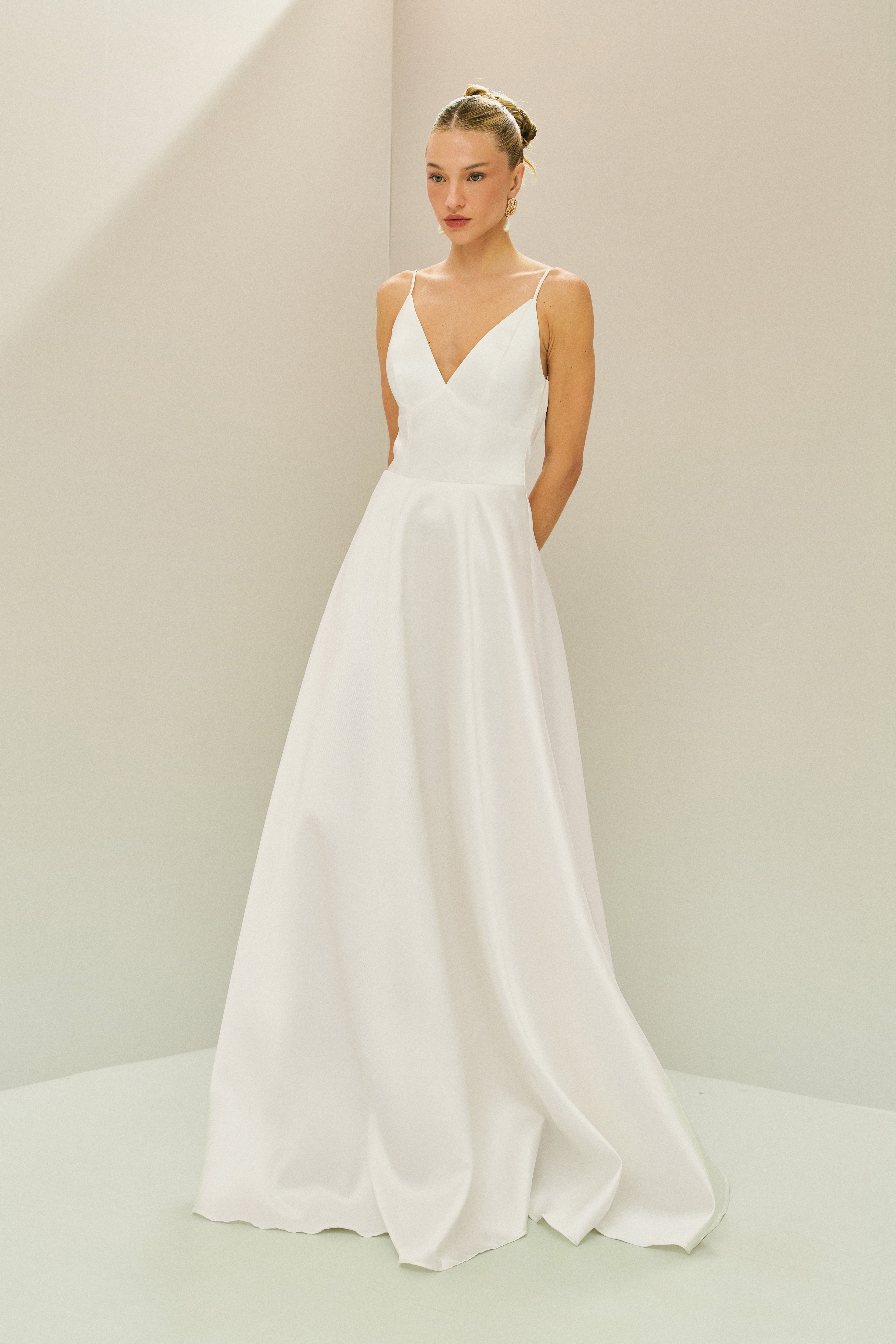 Vestido_Longo_em_Zibeline_com_Decote_V_Alcas_Finas_Costas_Abertas_e_Saia_Ampla_Atlanta_Off_White2.jpg