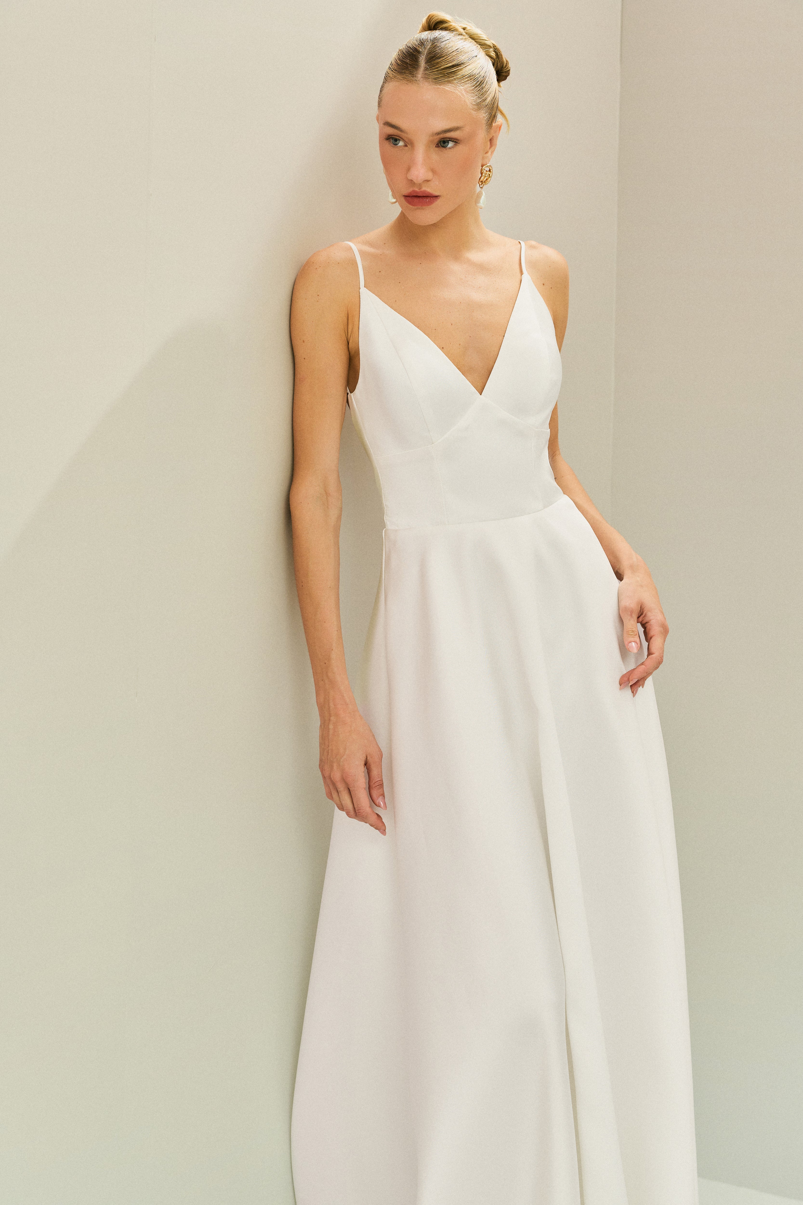 Vestido Longo em Zibeline com Decote V, Alças Finas, Costas Abertas e Saia Ampla - Atlanta Off White