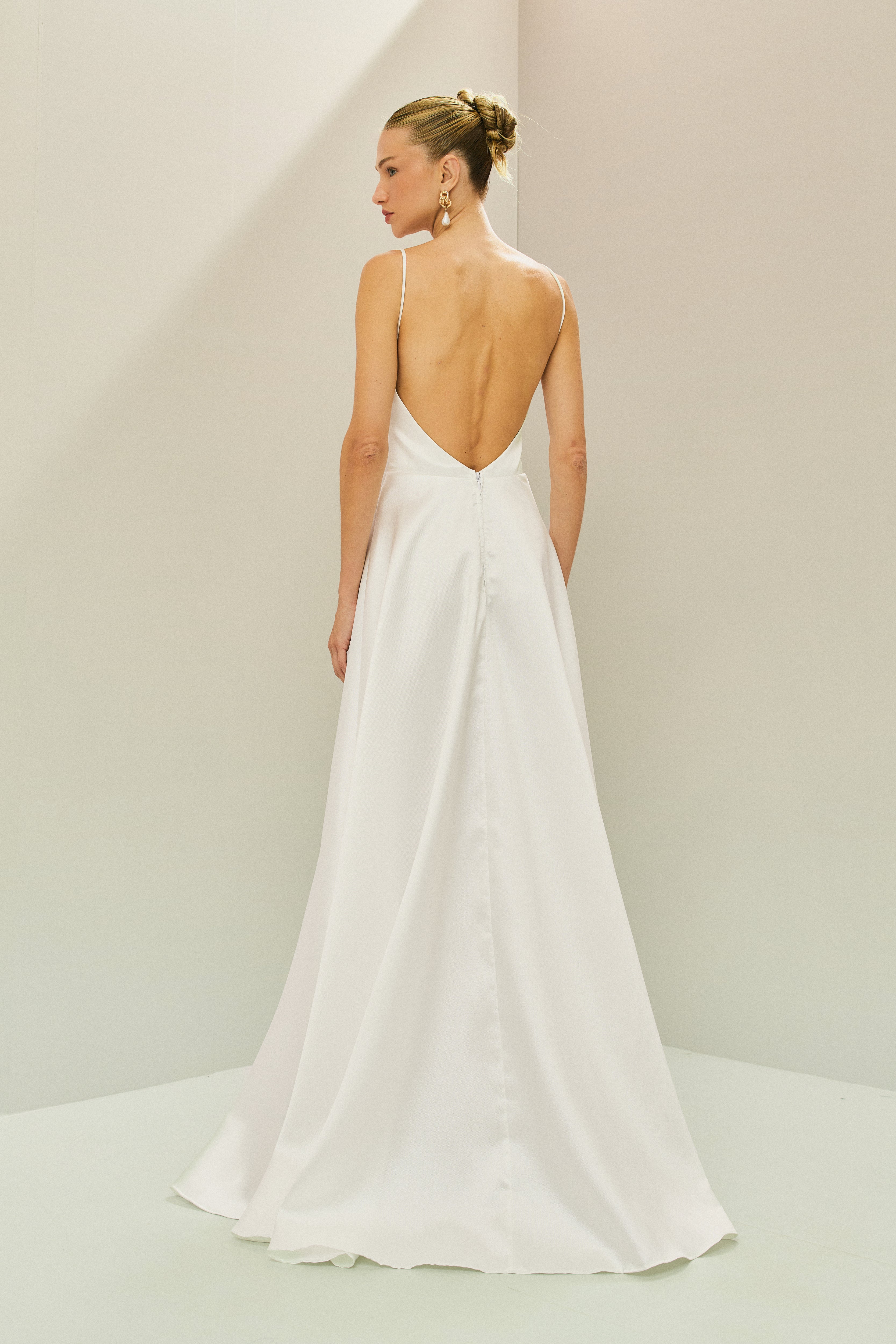 Vestido Longo em Zibeline com Decote V, Alças Finas, Costas Abertas e Saia Ampla - Atlanta Off White