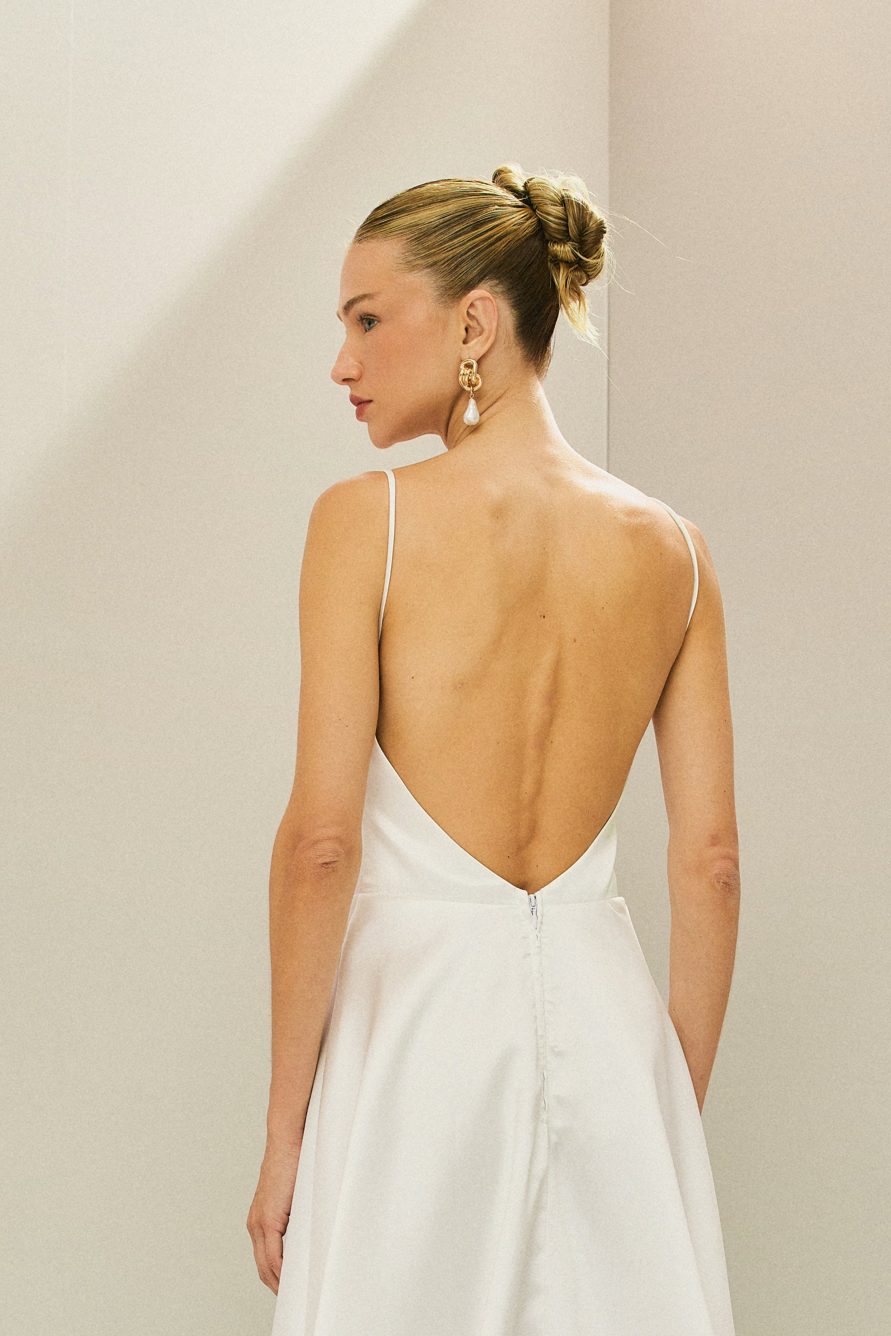 Vestido Longo em Zibeline com Decote V, Alças Finas, Costas Abertas e Saia Ampla - Atlanta Off White