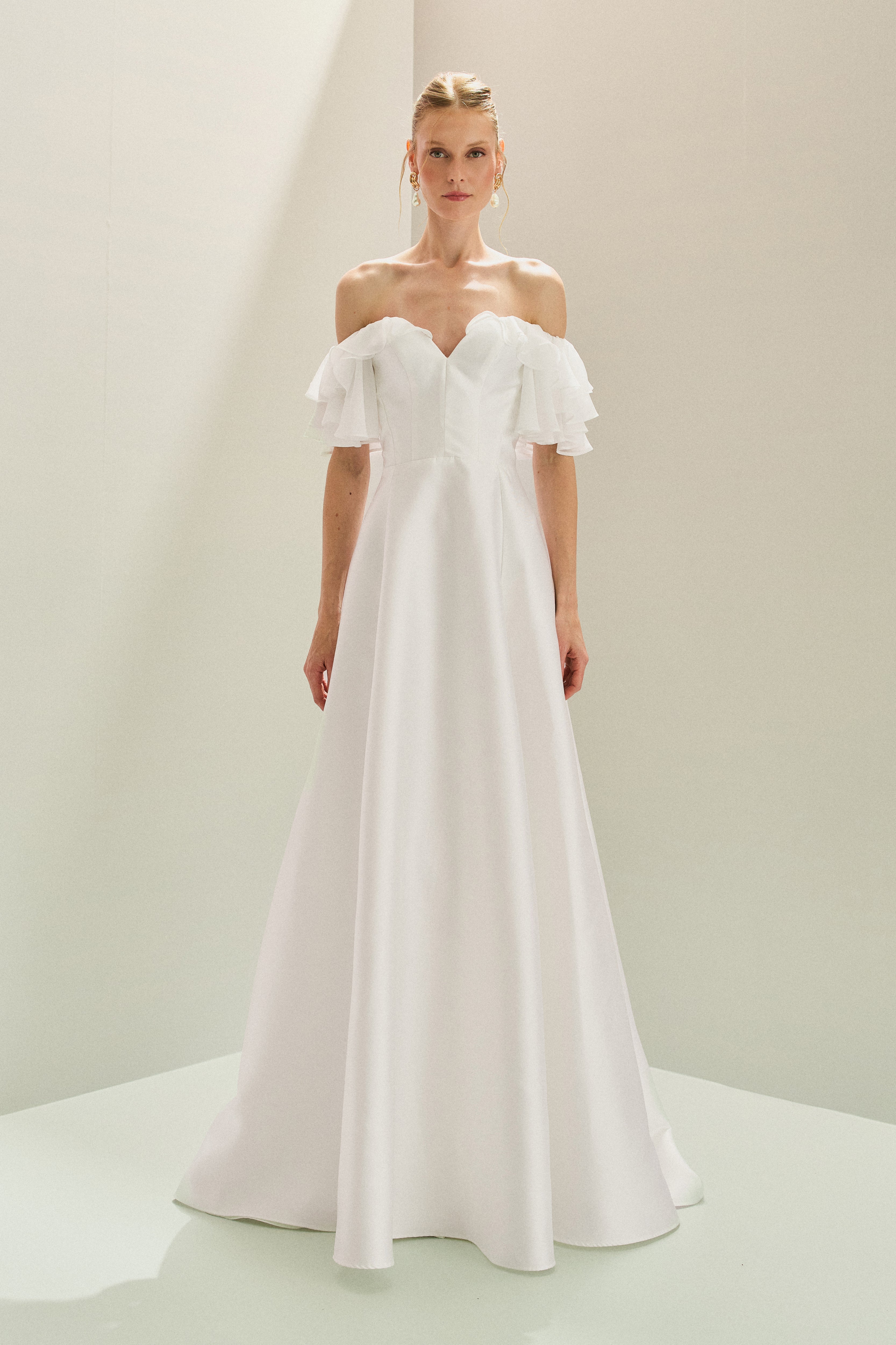 Vestido Longo em Zibeline com Decote V, Ombro a Ombro com Babados em Chiffon e Saia Ampla - Coreia Off White