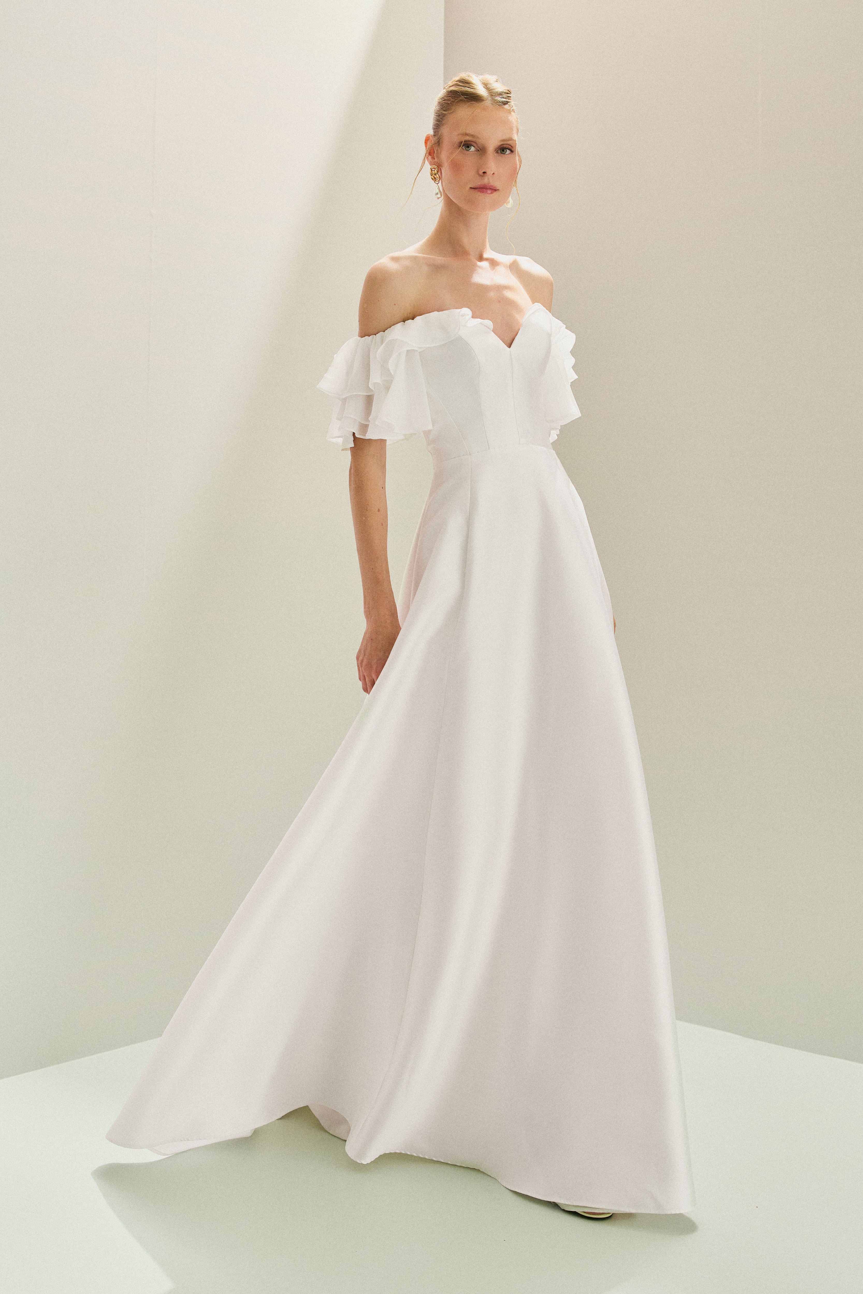 Vestido Longo em Zibeline com Decote V, Ombro a Ombro com Babados em Chiffon e Saia Ampla - Coreia Off White