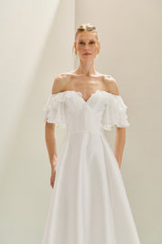 Vestido Longo em Zibeline com Decote V, Ombro a Ombro com Babados em Chiffon e Saia Ampla - Coreia Off White