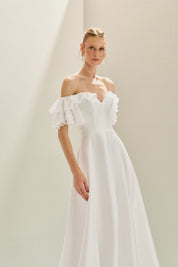 Vestido Longo em Zibeline com Decote V, Ombro a Ombro com Babados em Chiffon e Saia Ampla - Coreia Off White