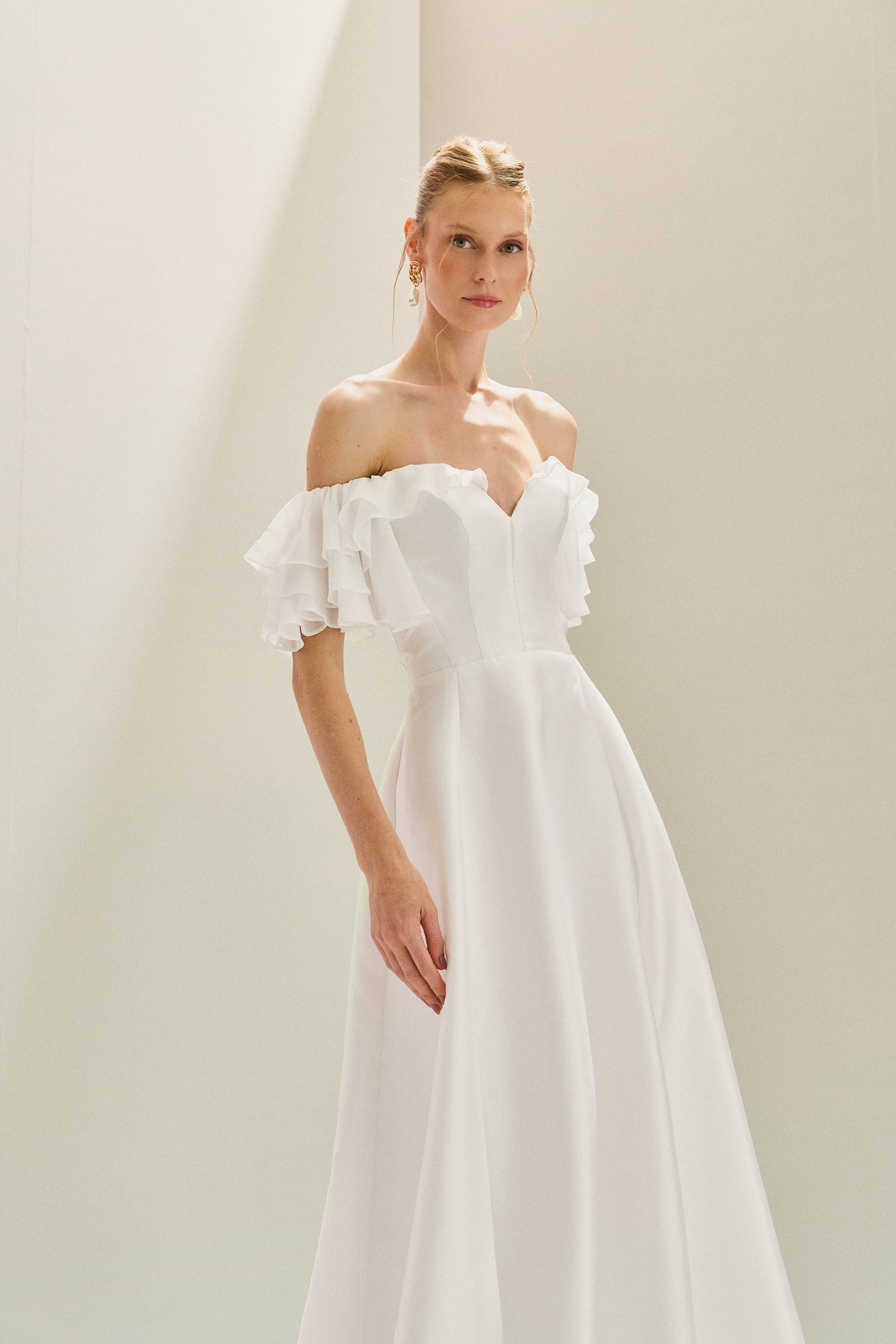 Vestido Longo em Zibeline com Decote V, Ombro a Ombro com Babados em Chiffon e Saia Ampla - Coreia Off White