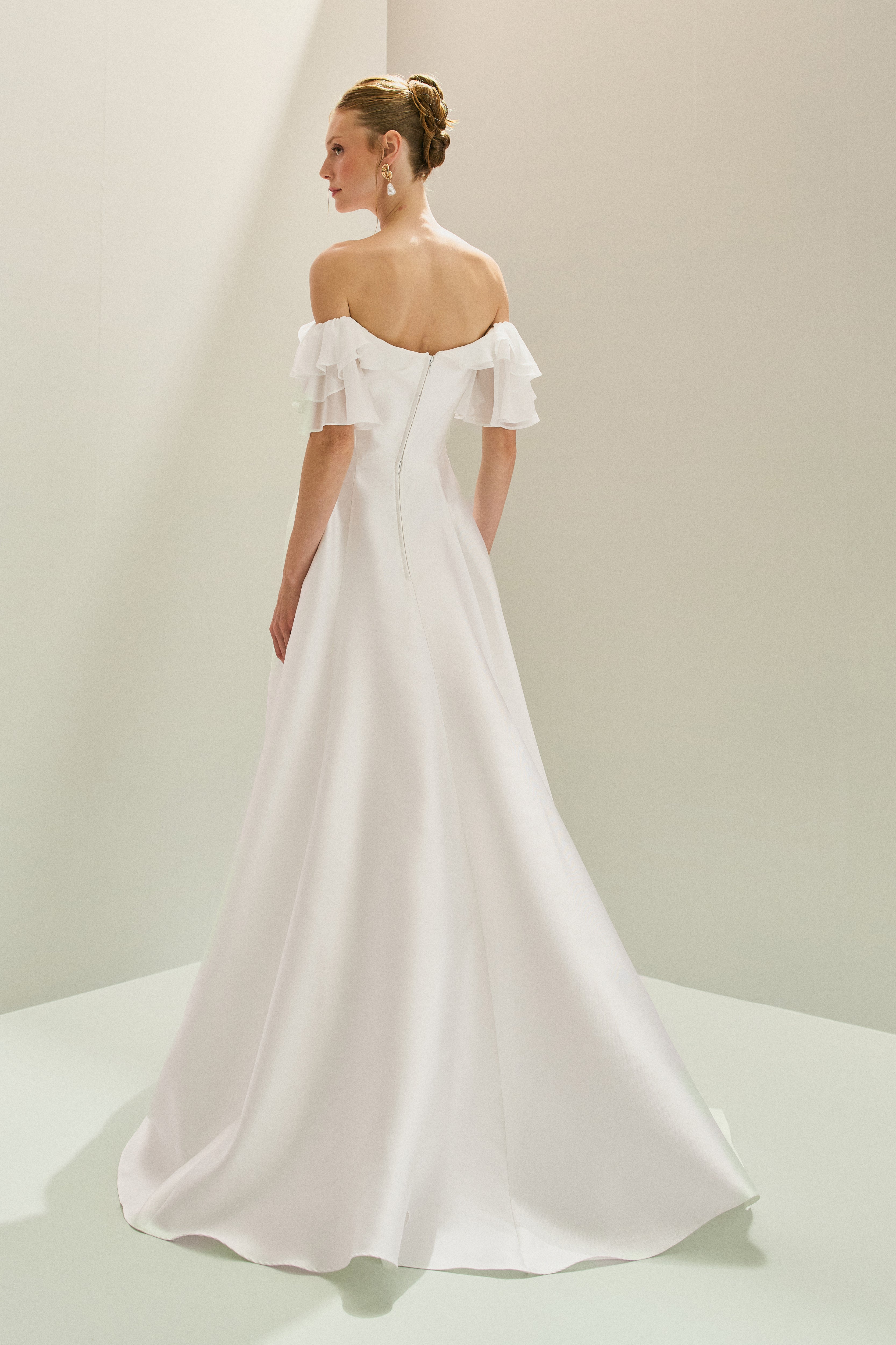 Vestido Longo em Zibeline com Decote V, Ombro a Ombro com Babados em Chiffon e Saia Ampla - Coreia Off White